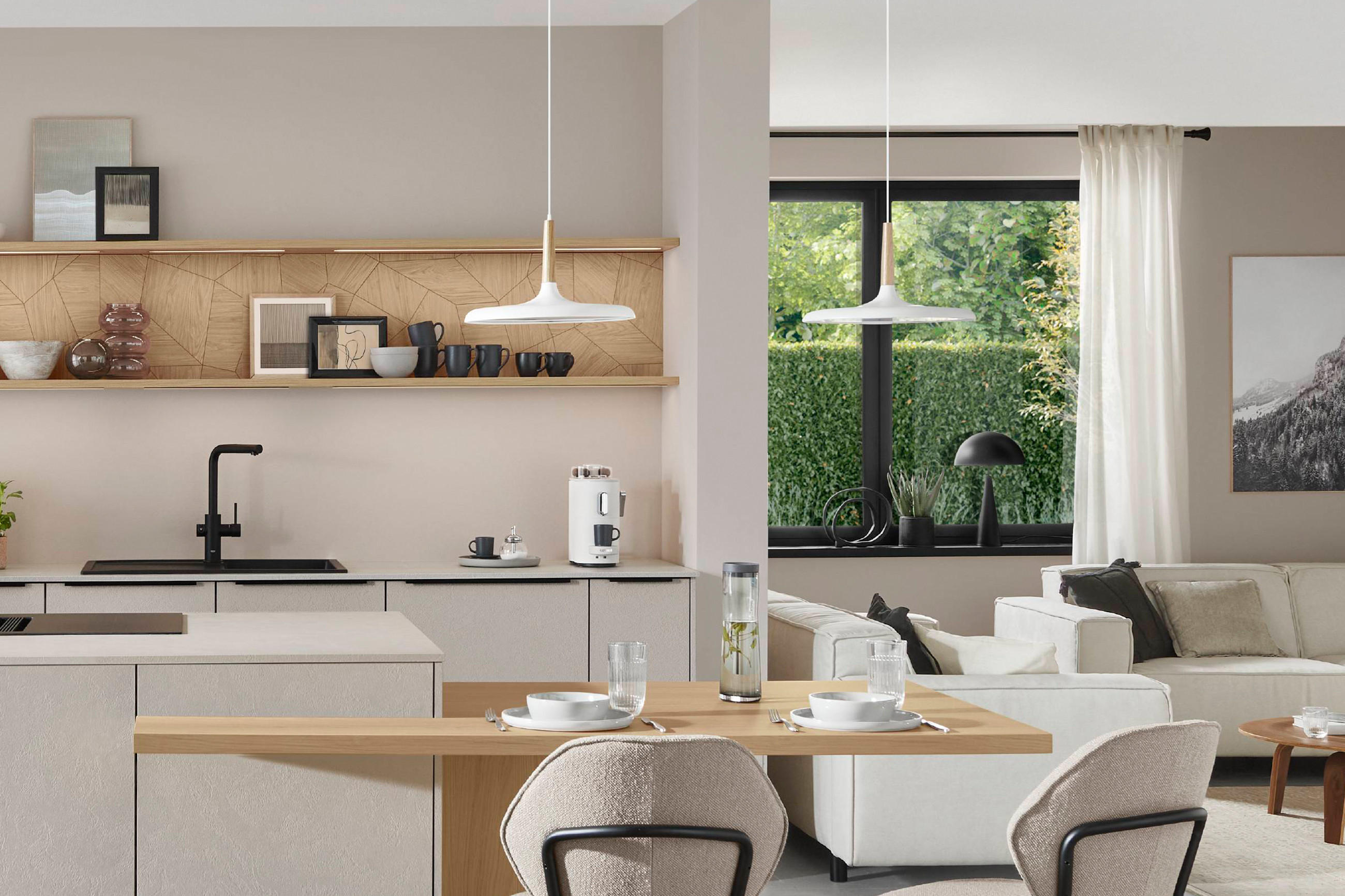 Direkte Deckenleuchten über der Eckbank einer Küche in Naturfarben.