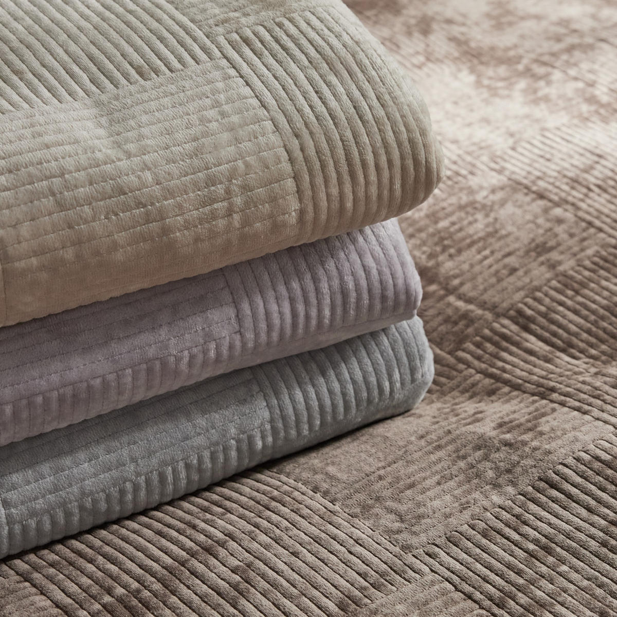 TAGESDECKE Quadron - Violett, Textil (200/220cm) - home&you