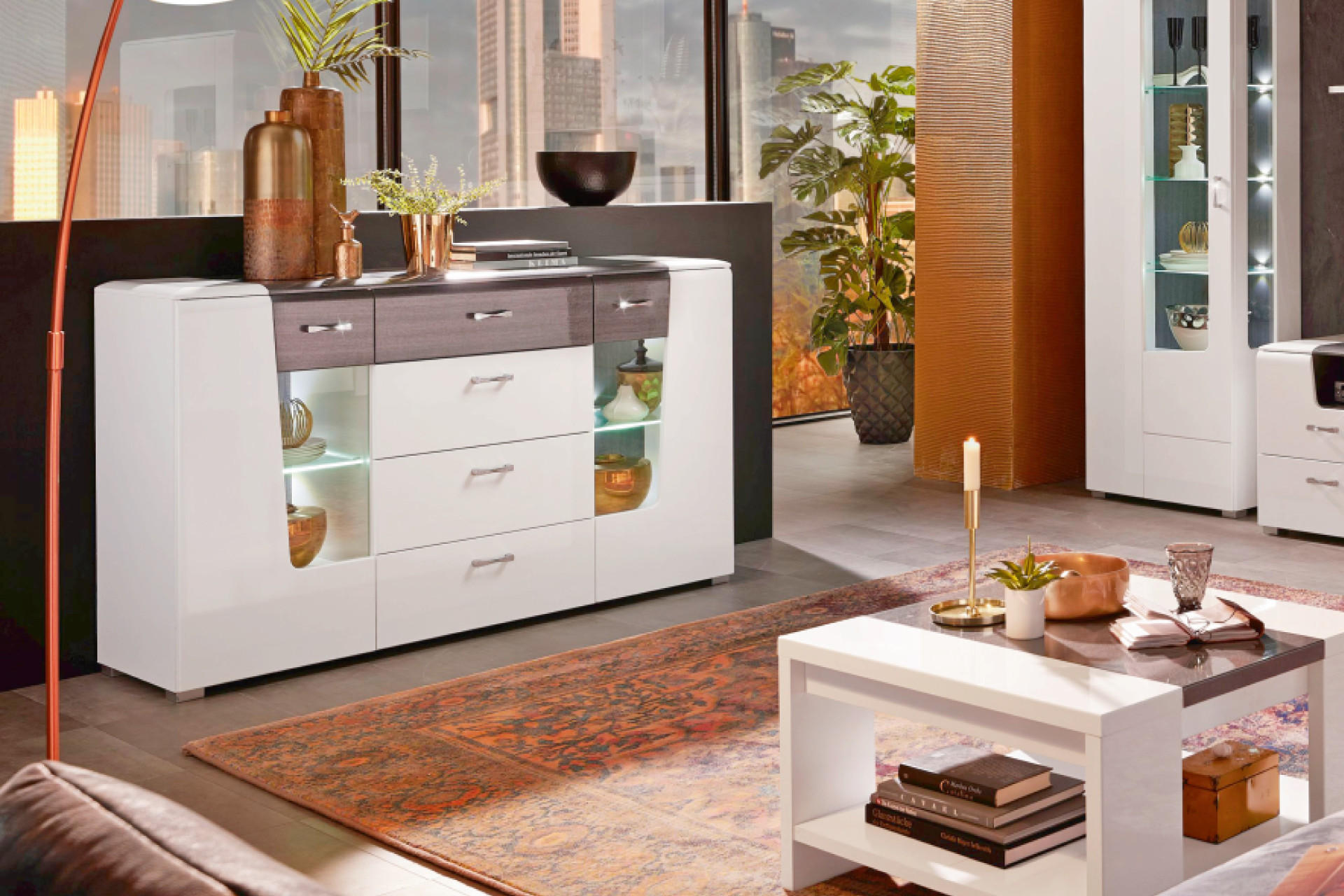 WeiÃe Kommode im Wohnzimmer