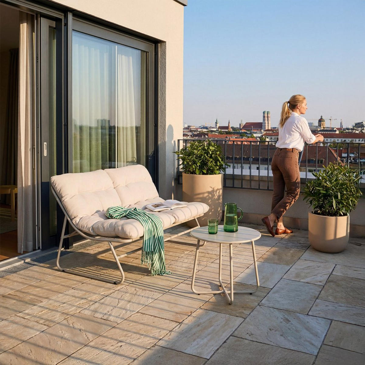 GARTEN-SET mit 2-Sitzer-Sofa und Couchtisch aus beigem Metall Kiet - Beige, Metall - Klast Home