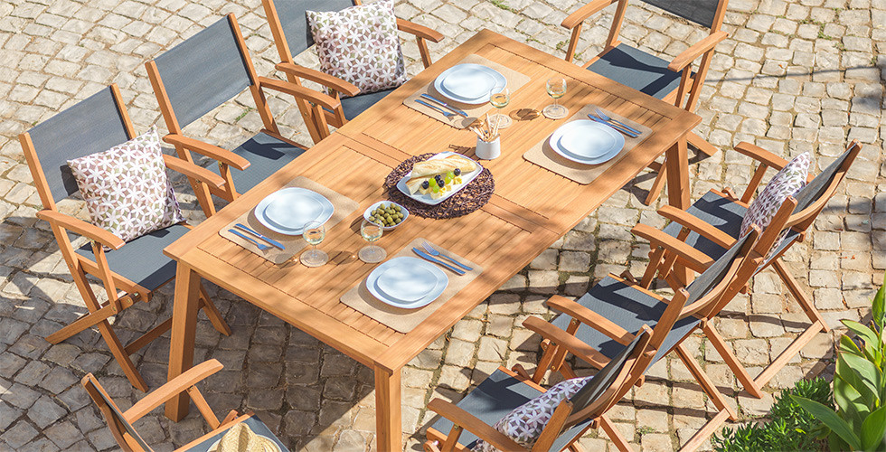Holzgarnitur für den Garten mit grauem Bezug
