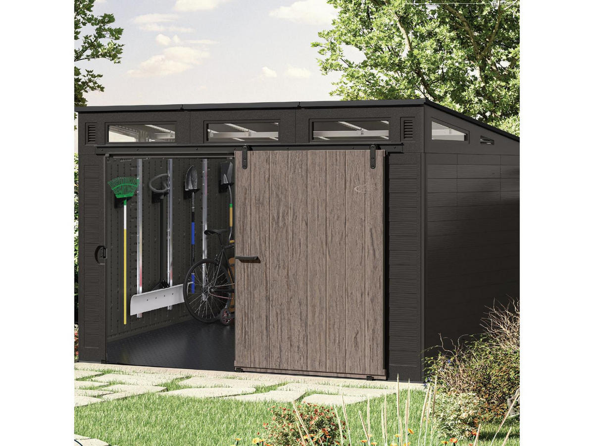 GERÄTEHAUS 328 x 222 x 227 cm mit Schiebetür und Holzoptik-Front, 13,7 m³ Stauraum, Aufbewahrungskorb, Regale und Werkzeughaken enthalten - Braun, Kunststoff (122/52/226cm) - Suncast