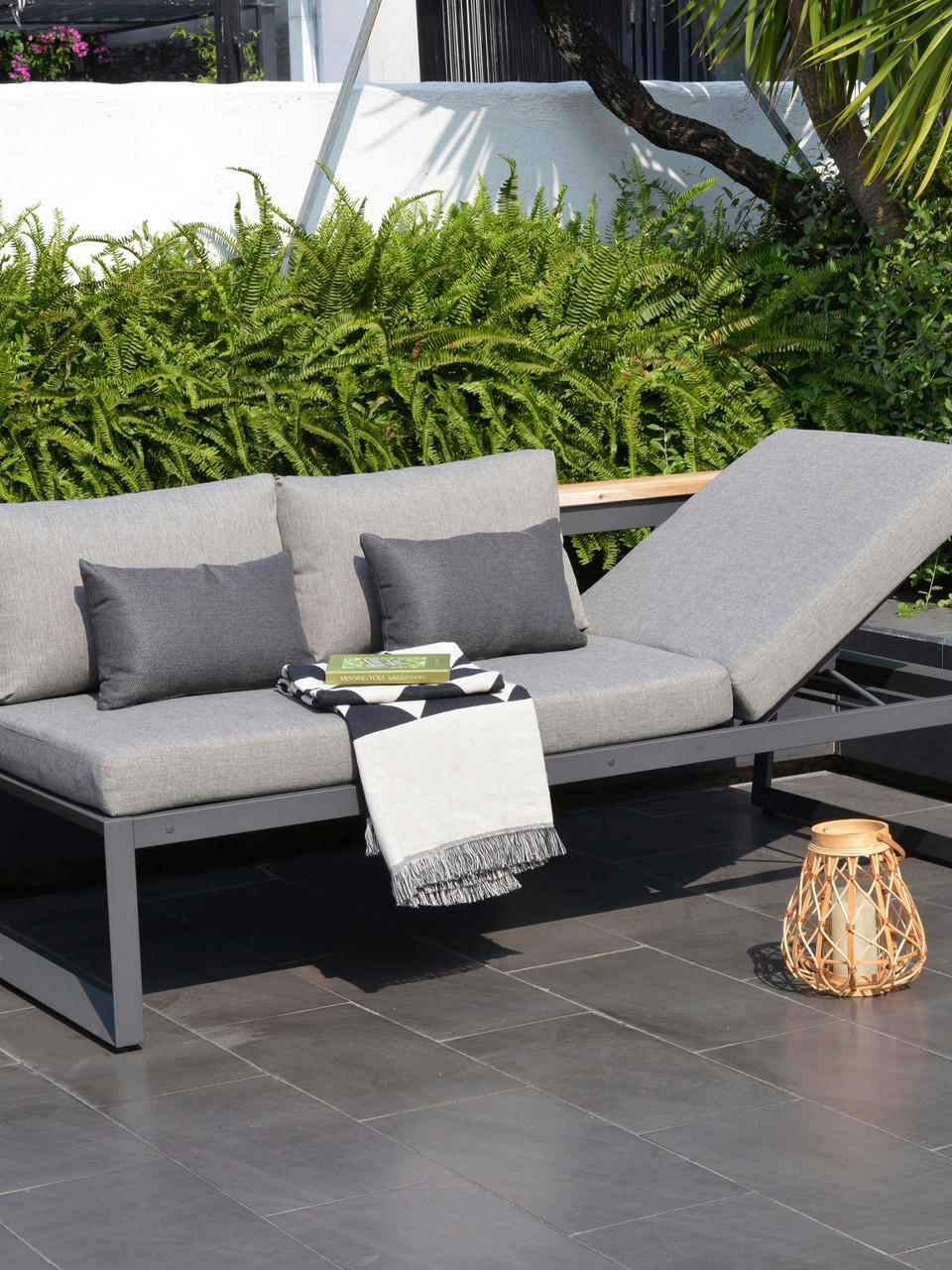 funktionale gartenlounge in grau