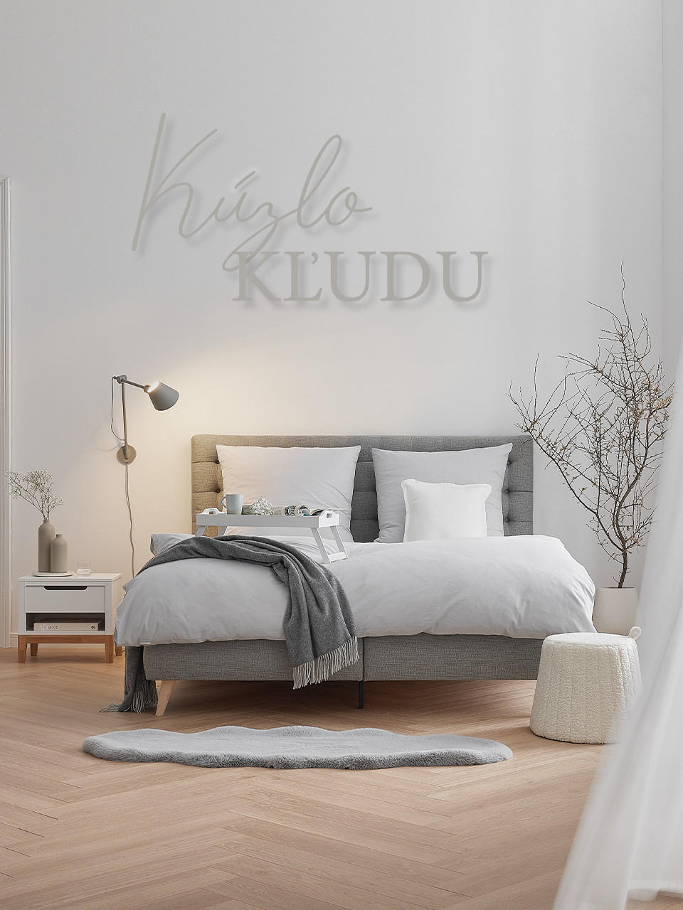 šedá manželská postel a spálňa zariadená v škandinávskom štýle