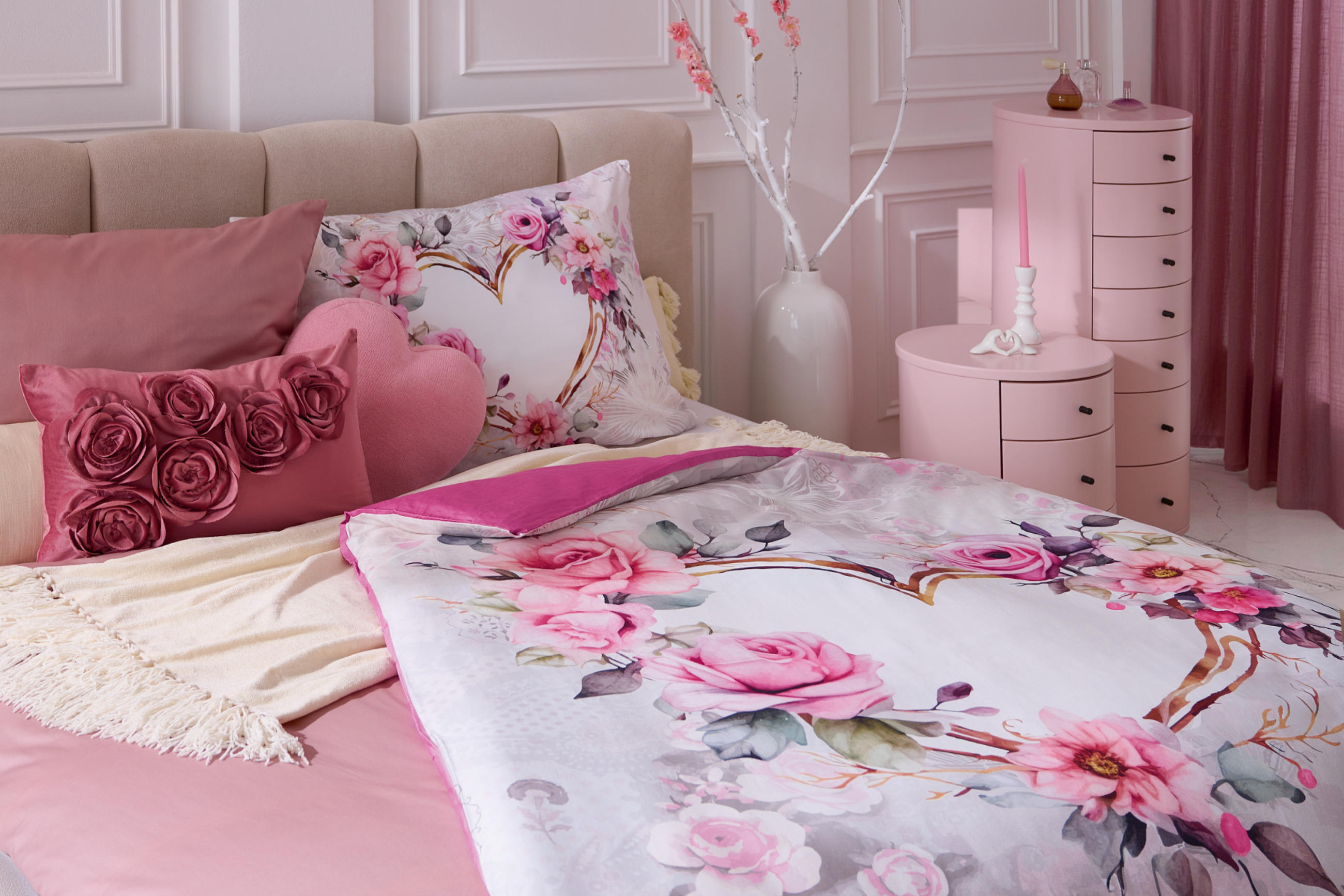 Altrosa Boxspringbett m,it rosa weißer Bettwäsche und rosa beistelltischen und weißer Dekovase