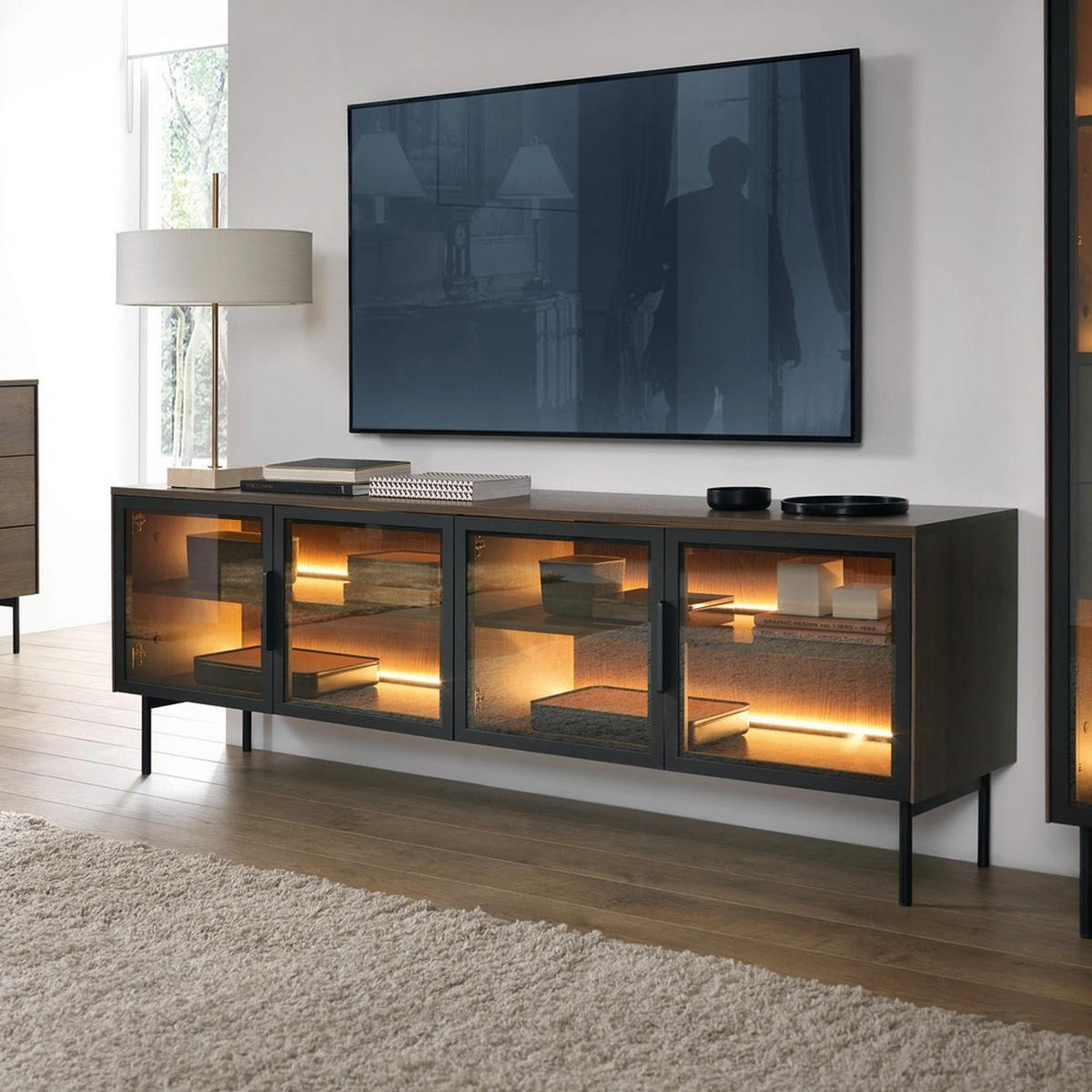 TV-LOWBOARD LUMI 181 cm Eiche Dunin - mit 4 Glastüren (Braunglas) und LED - Eichefarben/Schwarz, Holz/Holzwerkstoff (181/62/39cm) - Ravio