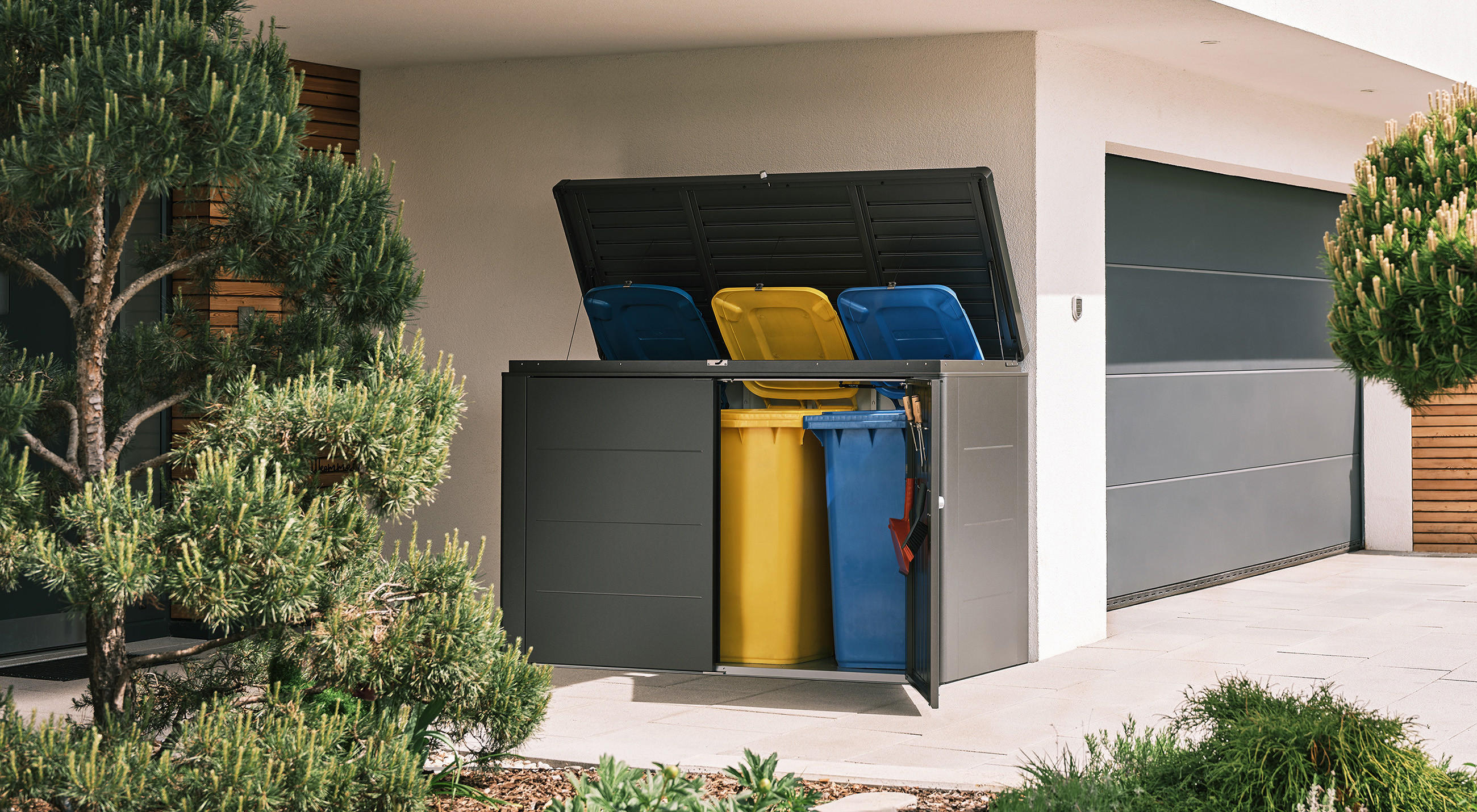 Outdoorbereich mit optisch ansprechender Einhausung, via Mülltonnenbox von BIOHORT. 