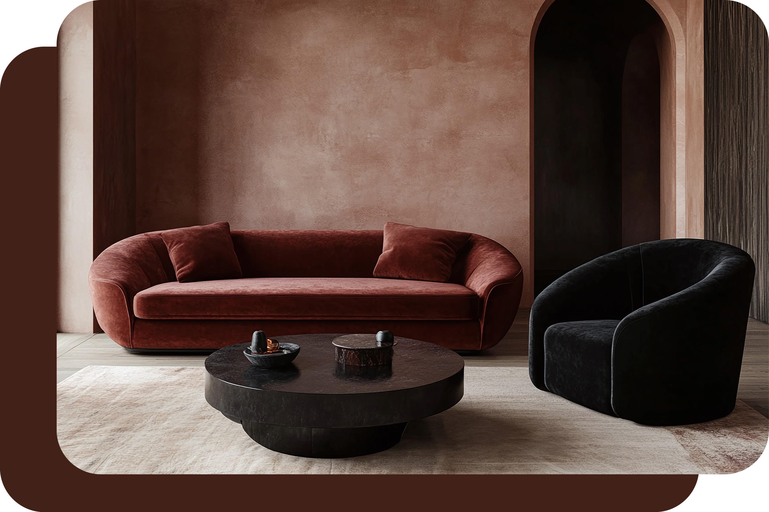 Modernes Wohnzimmer mit burgunderrotem Sofa, schwarzem Sessel und rundem schwarzen Couchtisch mit Dekoration. Hintergrund mit bogenförmigem Durchgang und warm getönten, strukturierten Wänden. Minimalistisches und elegantes Ambiente.
