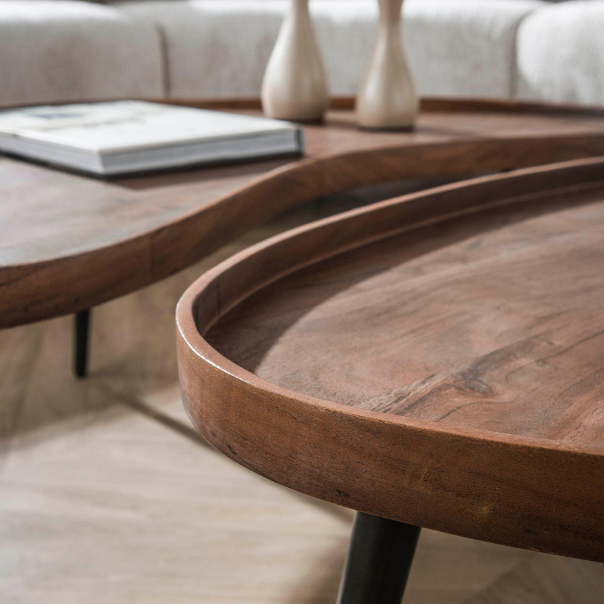 COUCHTISCH MATEO VASSOIN Organische Tablett-Tische aus massiver Akazie - Braun, Holz (55/103/37cm) - alesvelt