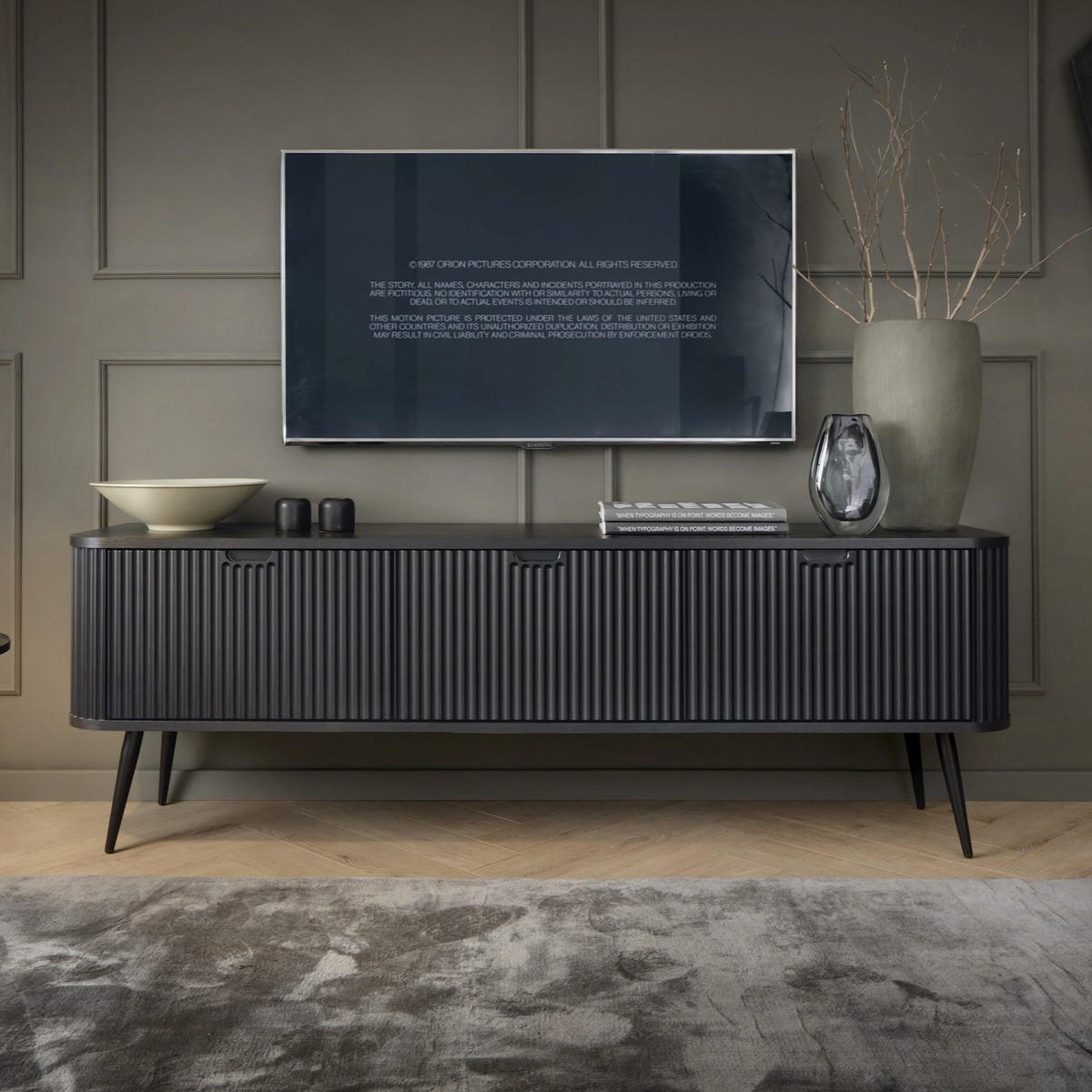 TV-BOARD PORTO (Oval, Rillenfront, Schwarz Matt, Schwarze Füße) - Schwarz, Holz/Holzwerkstoff (168/56/39cm) - Ravio
