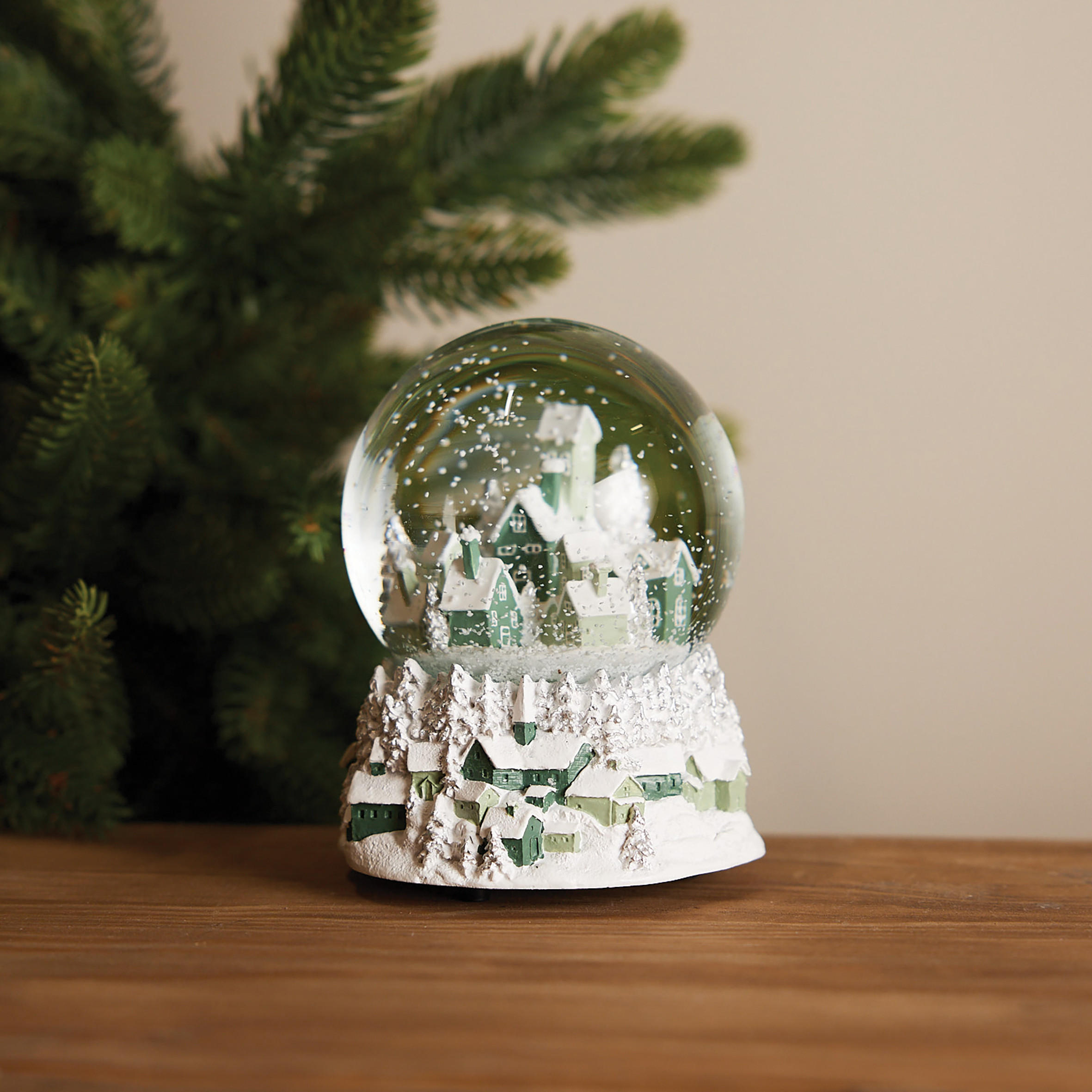 SCHNEEBALL Mit Spieluhr Christmas village - Hellgrün, Glas (11/13/11cm) - home&you