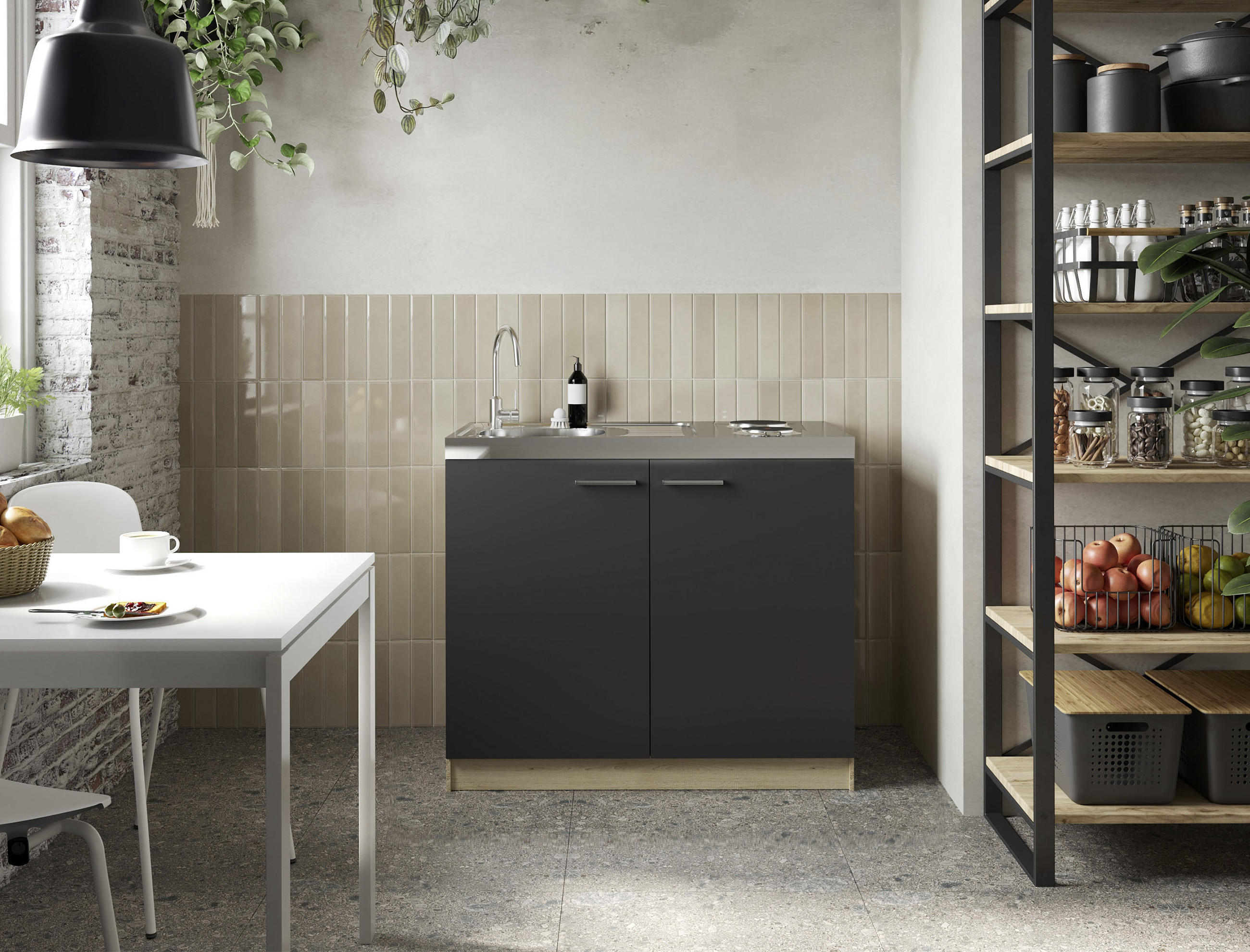 Kleine Pantryküche mit Spülbecken und dunklen Unterschränken vor hellen Fliesen; links ein kleiner Esstisch am Fenster, rechts ein offenes Regal mit Vorratsgläsern, Töpfen, Obstkörben und Pflanzen, darüber eine schwarze Pendelleuchte.