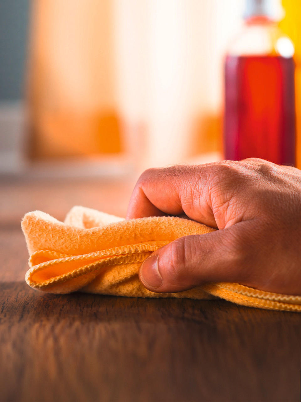 Hand mit Putzlappen