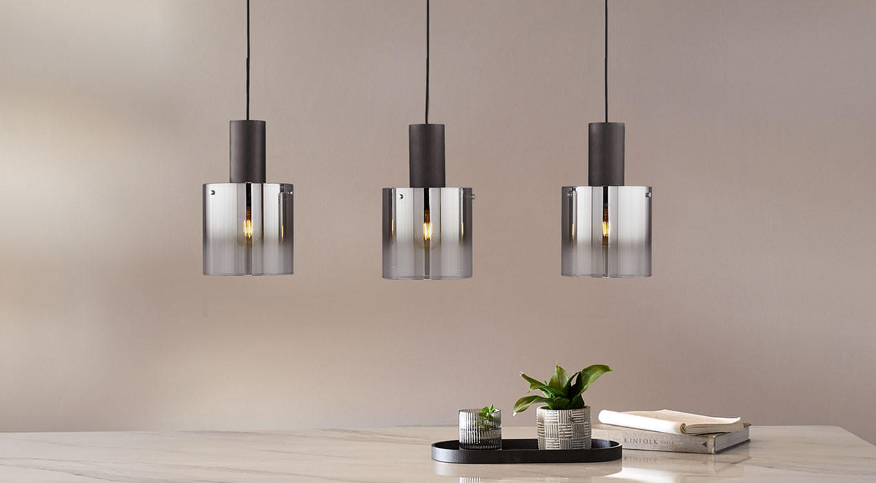 Schwarze Glas Hängeleuchte vor beigefarbener Wand