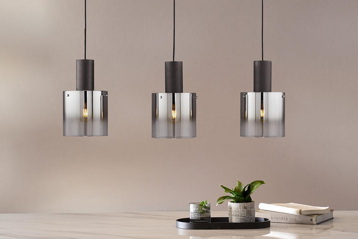 Schwarze Glas Hängeleuchte vor beigefarbener Wand