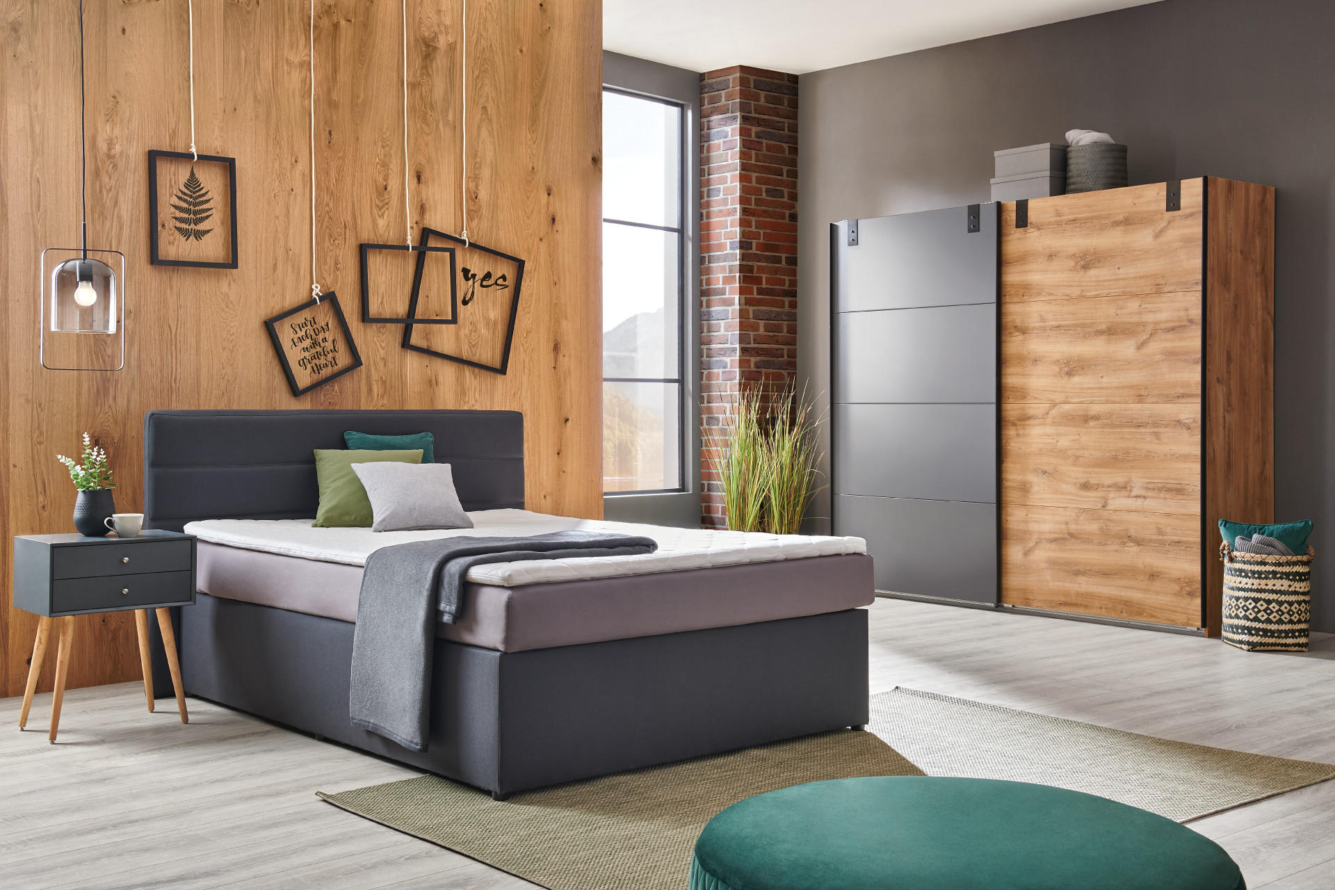 Schlafzimmer mit Kommode