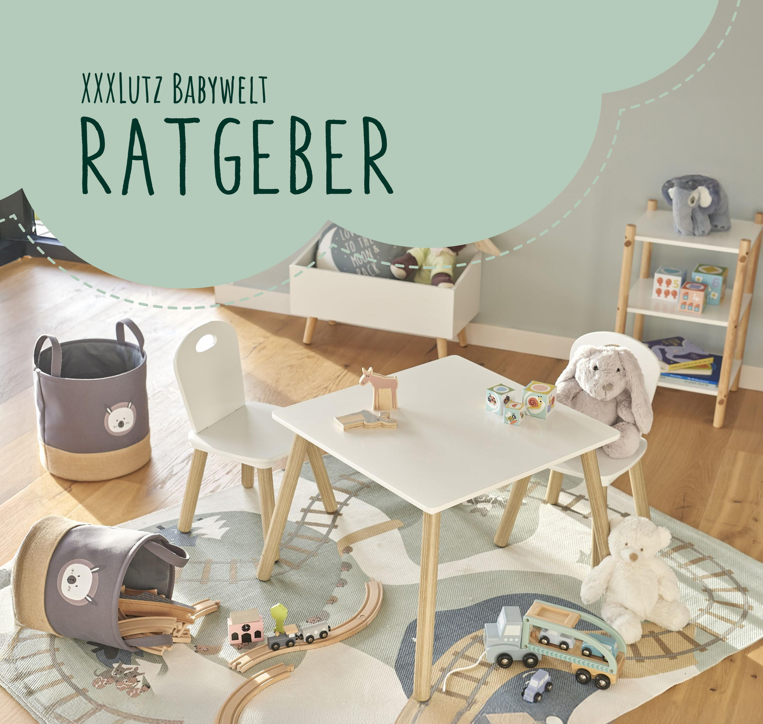 XXXLutz Babywelt Ratger ein Kinderzimmer mit weißem Tisch, zwei Stühlen, Spielzeug und Teppich mit Tiermotiv