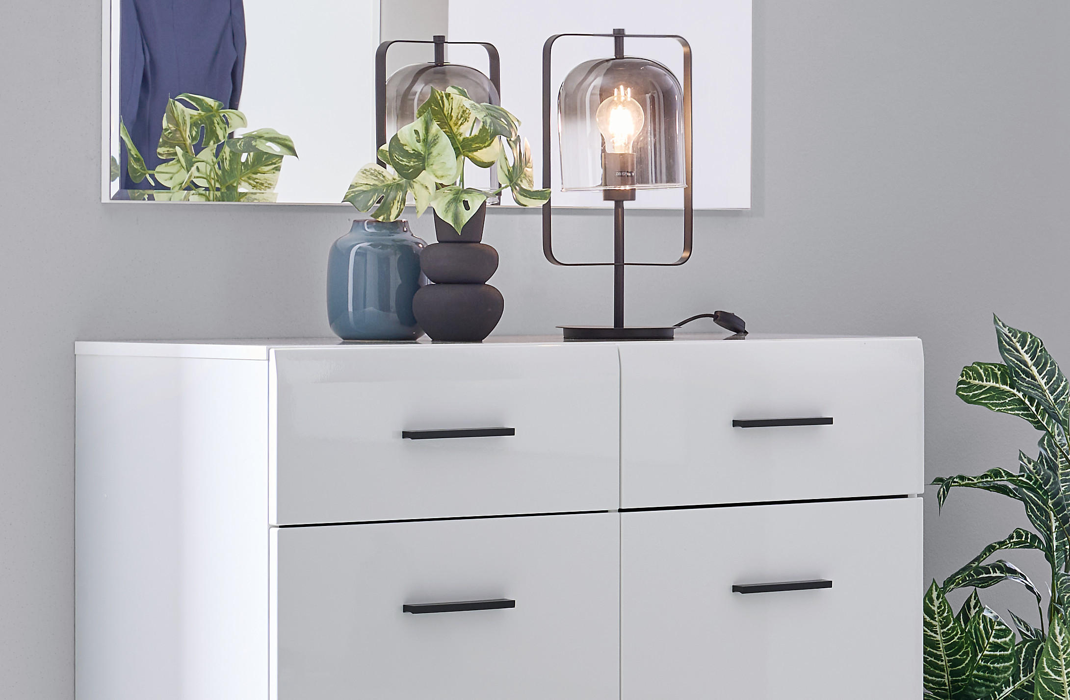 biela komoda so zásuvkami, monstera vo váze
