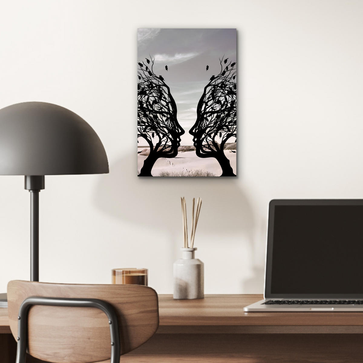 KOVOVÝ OBRAZ Pláž - more - ľudia - strom - moderné umenie 20x30 cm - svetlosivá, kov (20/30cm) - MuchoWow