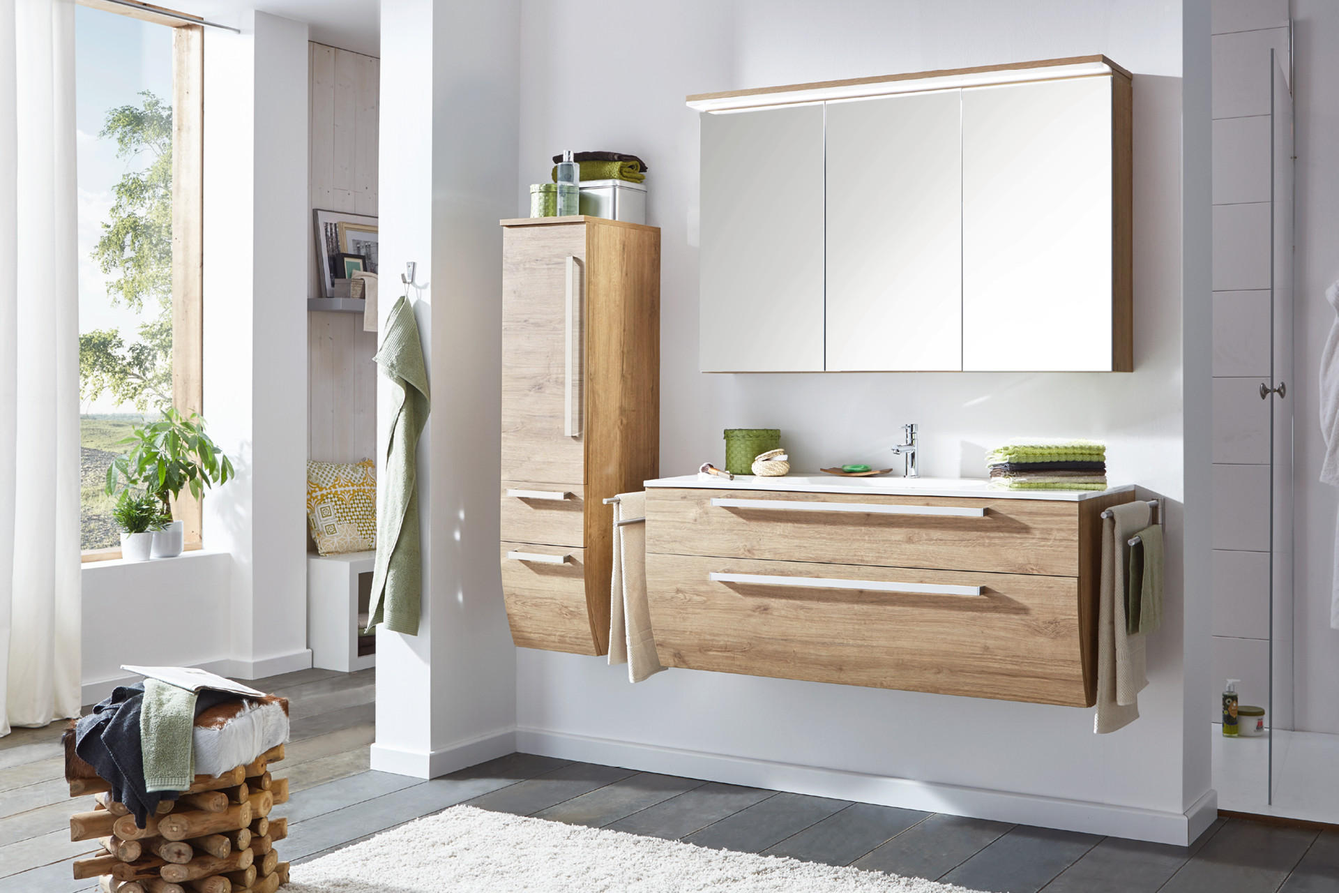 Designová koupelna v dřevěném dekoru