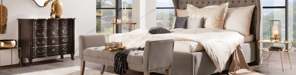 graues Boxspringbett antike Kommode
