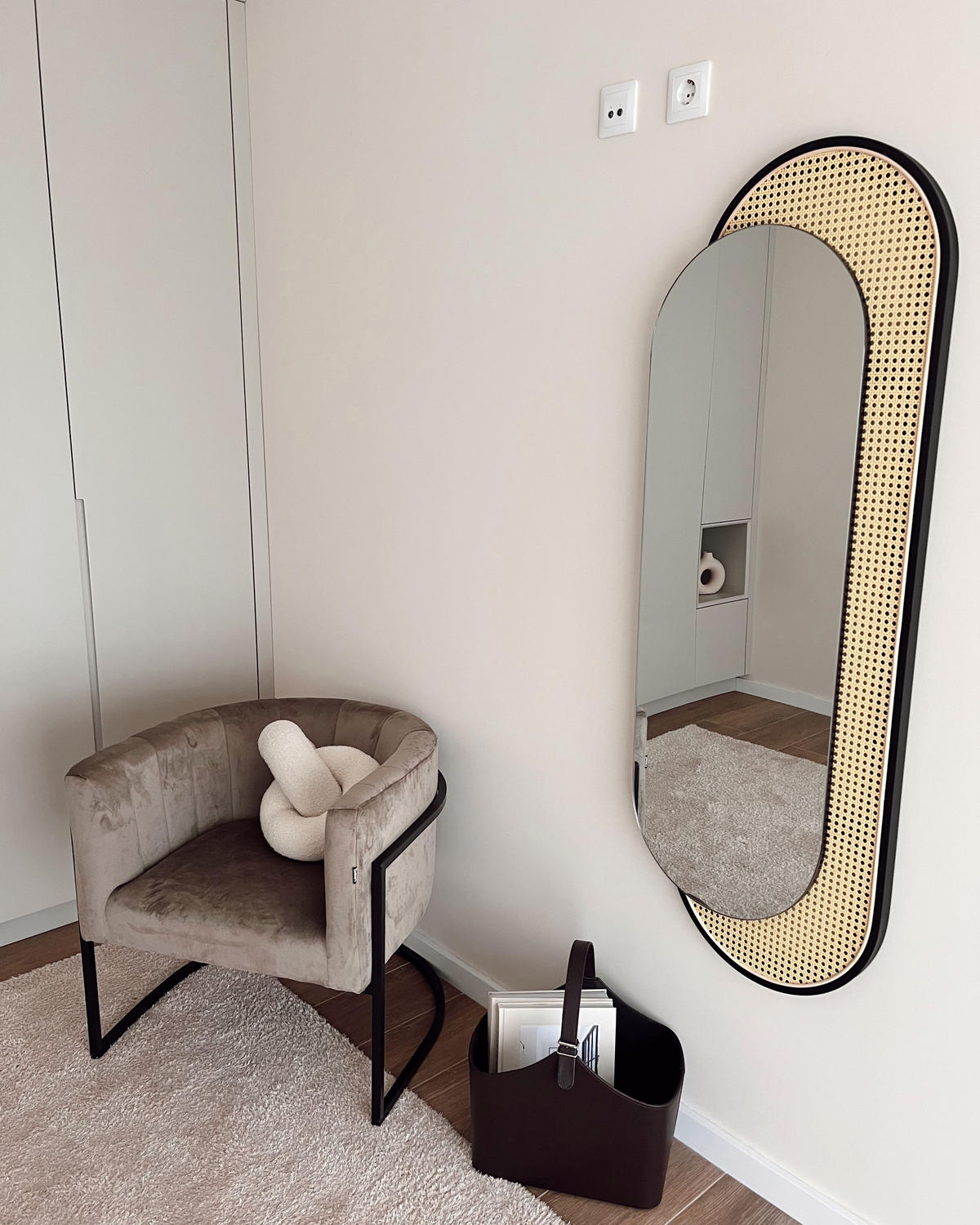 OGLINDĂ DE PERETE ratan culoare naturală/neagră ovală 51/143 cm Creil - culoare naturală/negru, material plastic (51/143/5cm) - Beliani