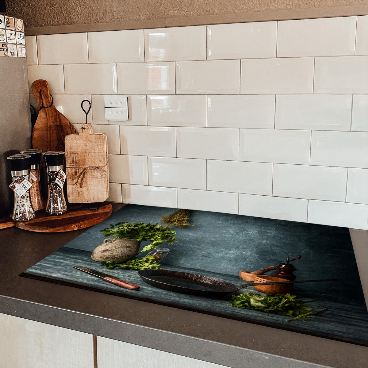 HERDABDECKPLATTE Kräuter - Gewürze - Pfanne - Messer - Grau - Rustikal Induktionsmatte 77x51 cm - Petrol, Kunststoff (77/51/0.2cm) - MuchoWow
