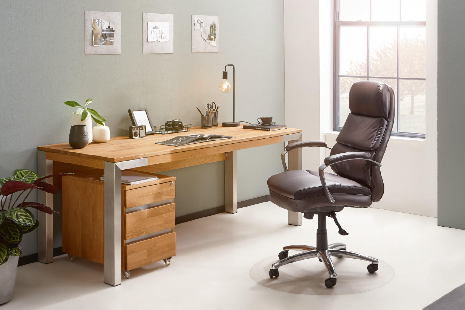 Moderne Büromöbel mit Schreibtisch und Sessel