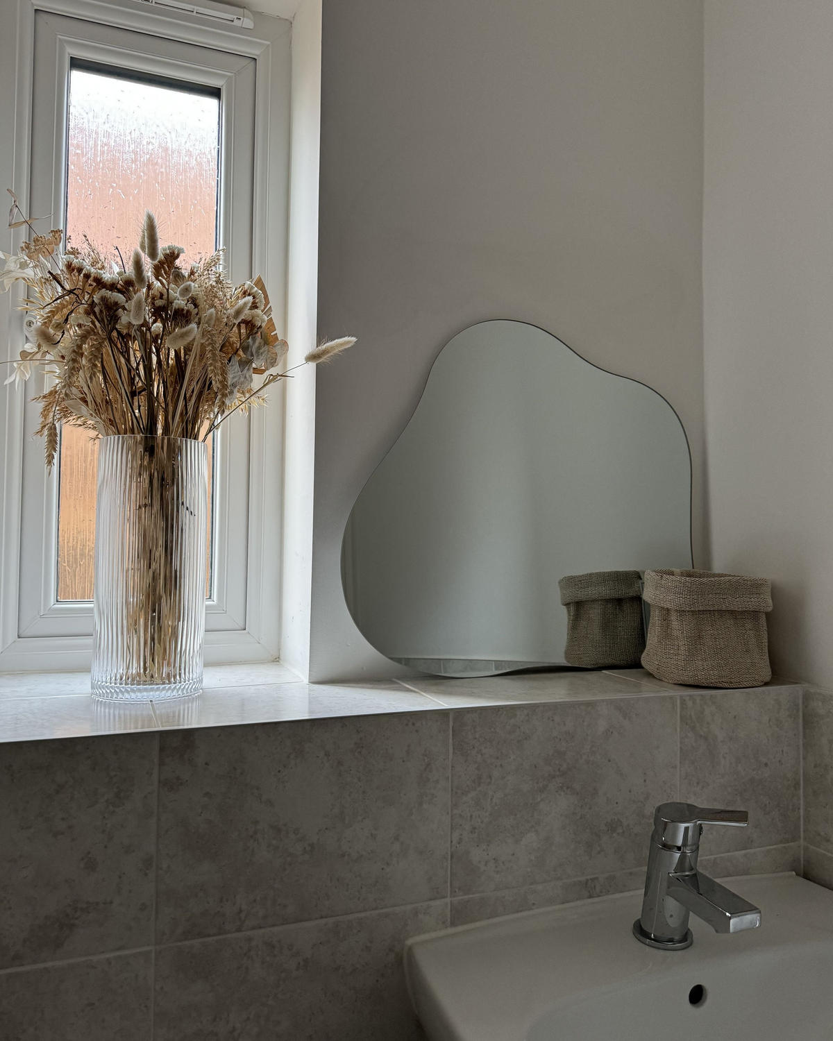 NÁSTĚNNÉ ZRCADLO Stříbrné 50/55 cm Bagneux - stříbrná, sklo (50/55/0.5cm) - Beliani