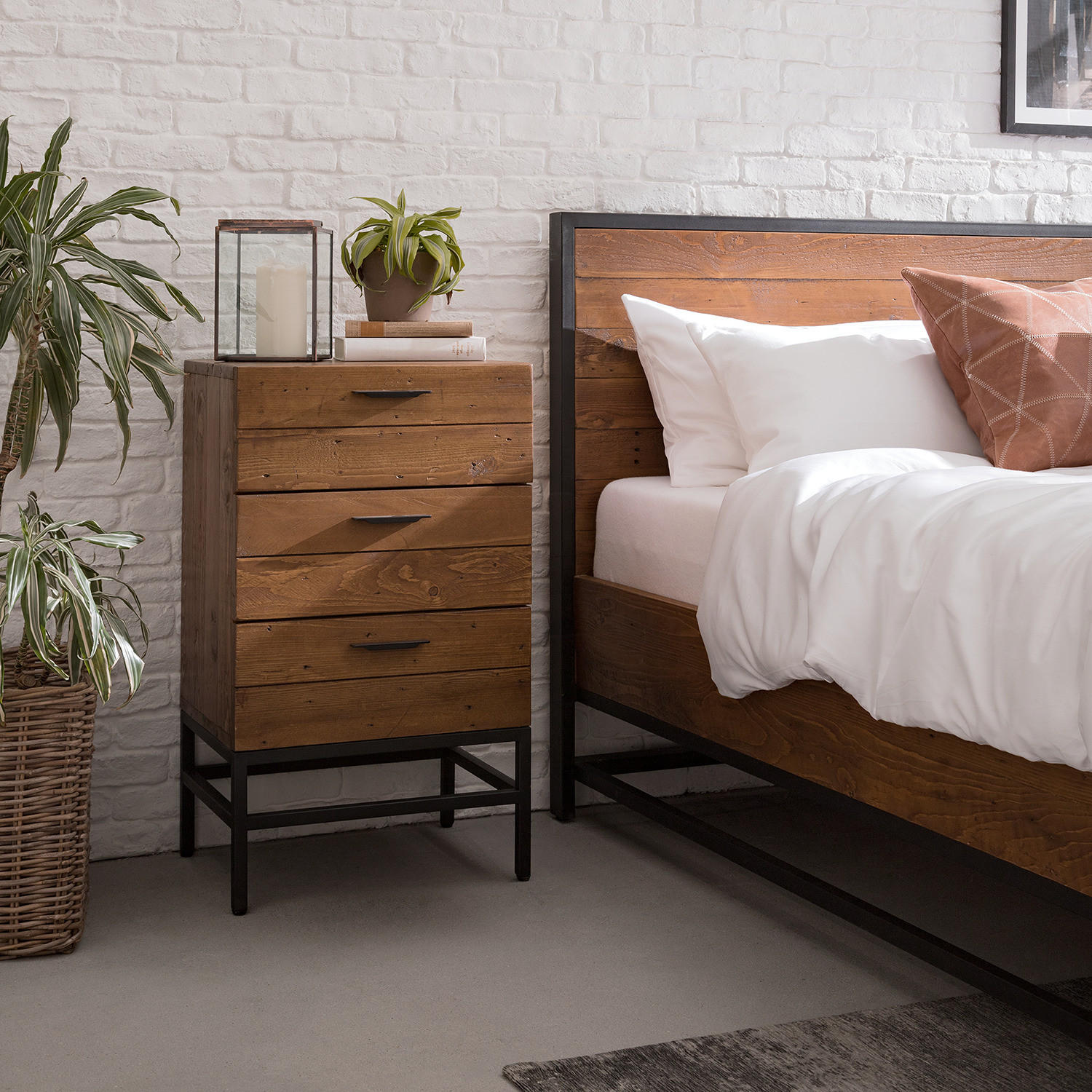 NACHTKOMMODE - Pinie massiv / Metall, Höhe 76 cm - Schwarz/Pinienfarben, Holz (45/76/35cm) - home24