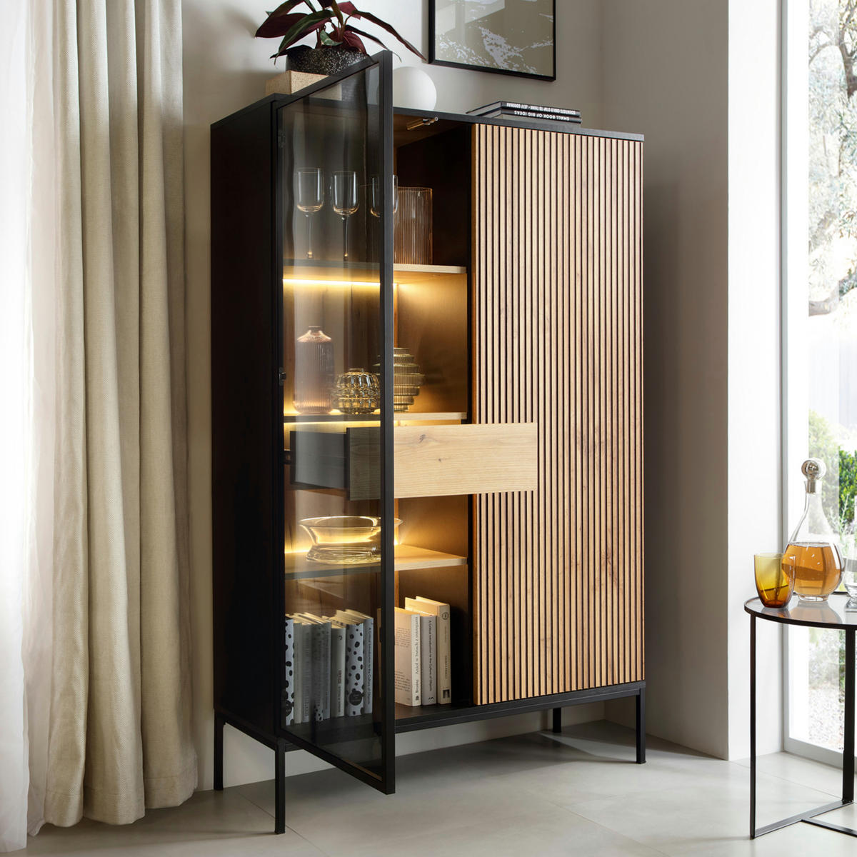 VITRINE Laval WTSZ104, Schwarz, Wotan-Eiche, Lamelle, mit LED-Beleuchtung - Eichefarben/Eiche Wotan, Glas/Holzwerkstoff (104/166/39cm) - Komodee