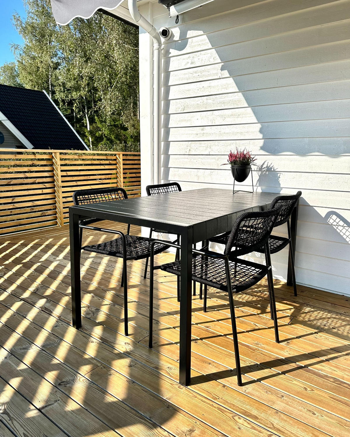 ZAHRADNÍ STŮL 154/84 cm Černý Bartica - černá, plast (154/84/76cm) - Beliani