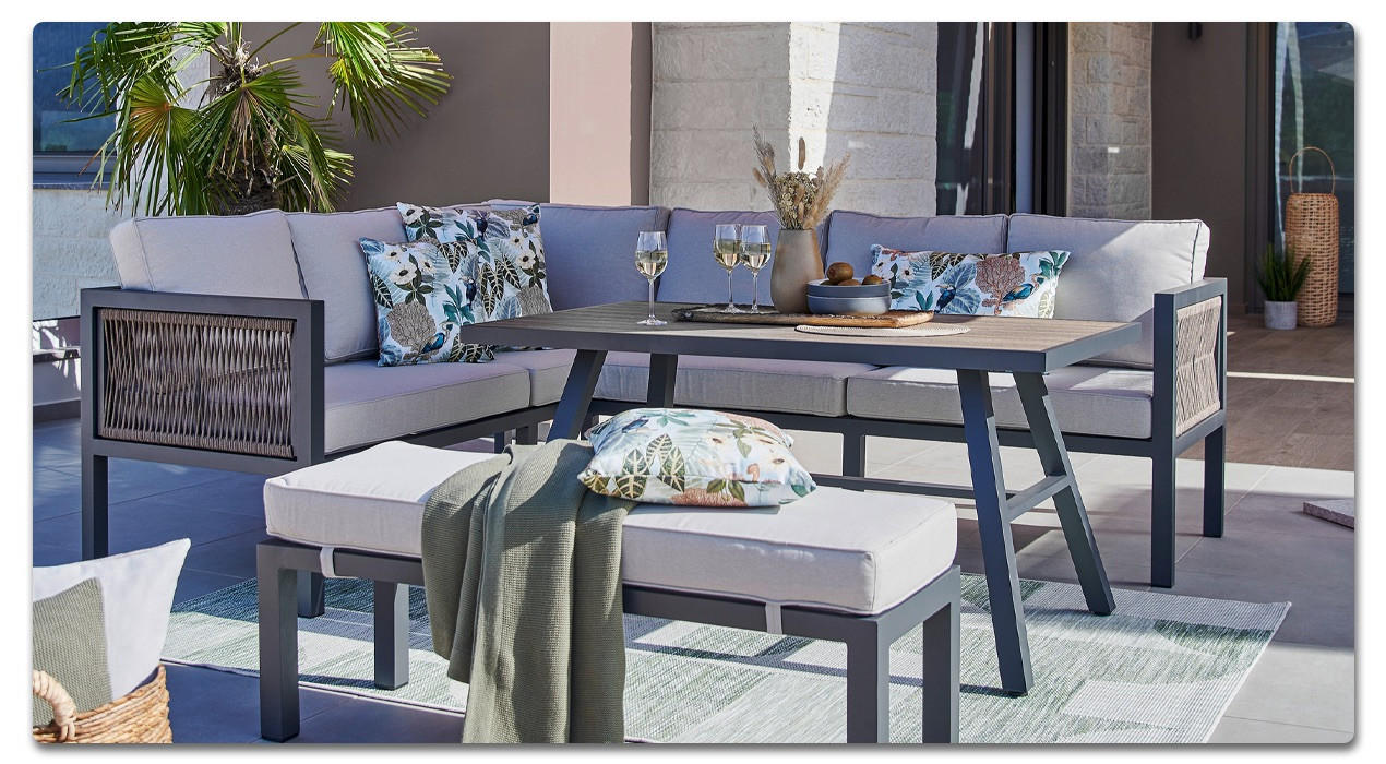 gartenlounge in grau mit einem sonnenschirm