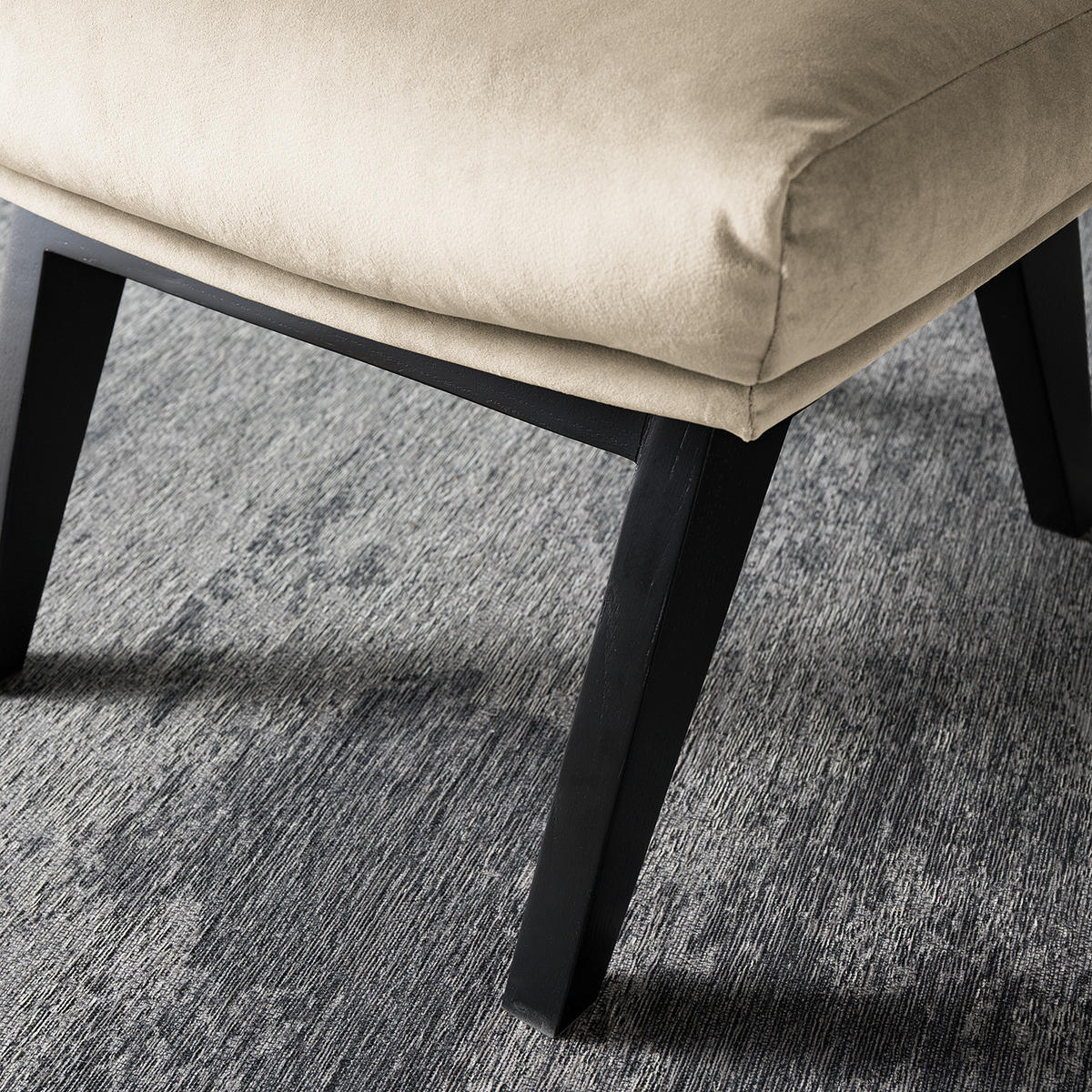 POLSTERHOCKER mit Holzfüßen - Beige/Schwarz, Eichenholz/Textil (51/37/41cm) - home24