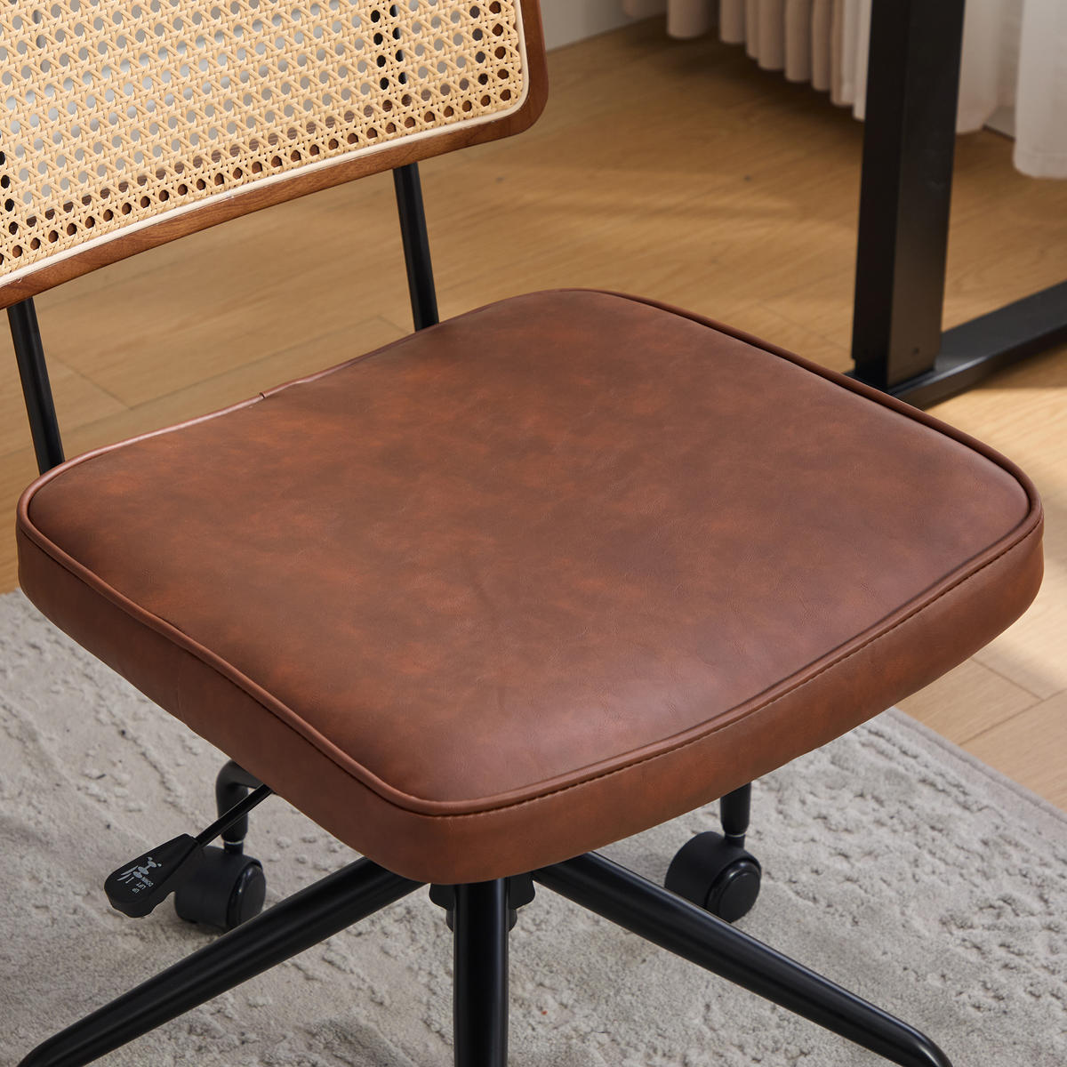 DREHSTUHL DE-36881 mit Rattan-Rückenlehne und PU-Leder-Sitz Braun - Braun, Metall (58.5/91.5/55cm) - ComfortXL
