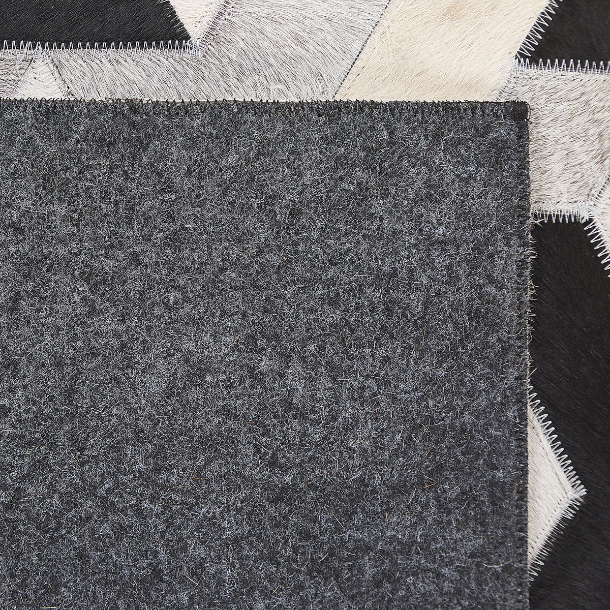 PATCHWORK-TEPPICH Narman 200/140 cm - Schwarz, Fell (140/200cm) - Beliani
