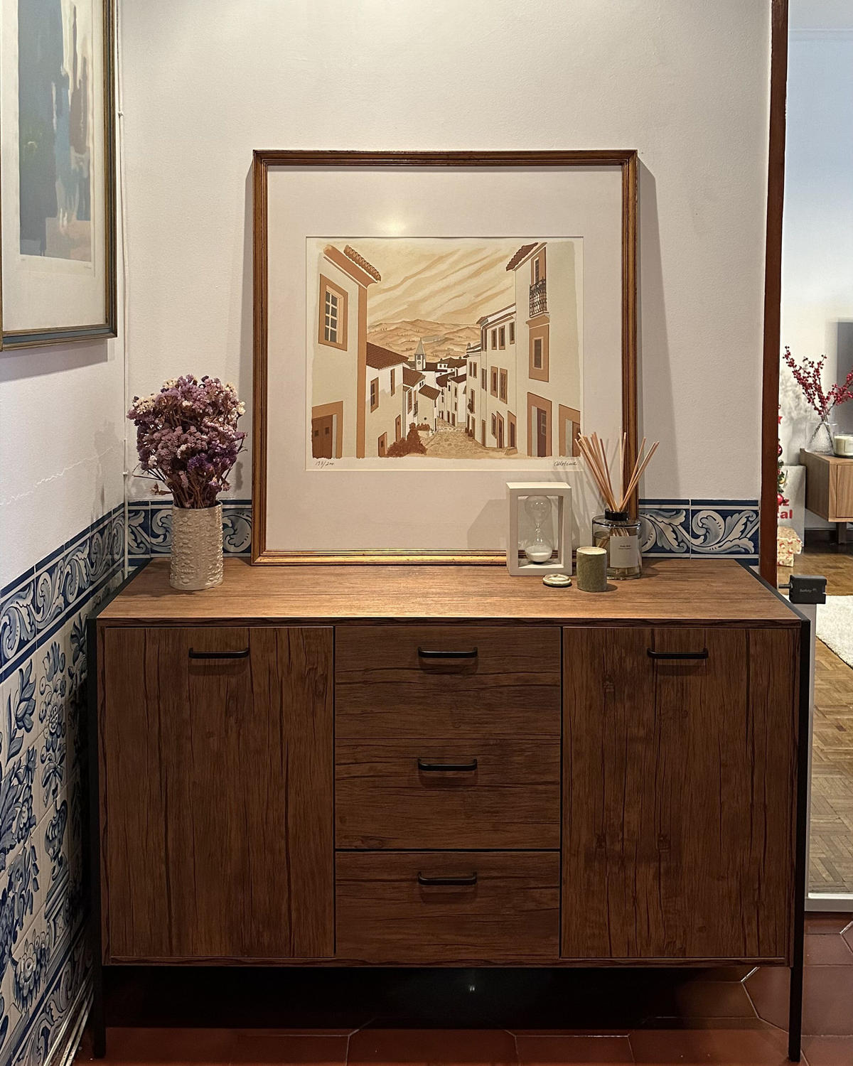 SIDEBOARD Tmavší Odstín dřeva Tifton - tmavě hnědá/černá, kompozitní dřevo (123/78/39cm) - Beliani