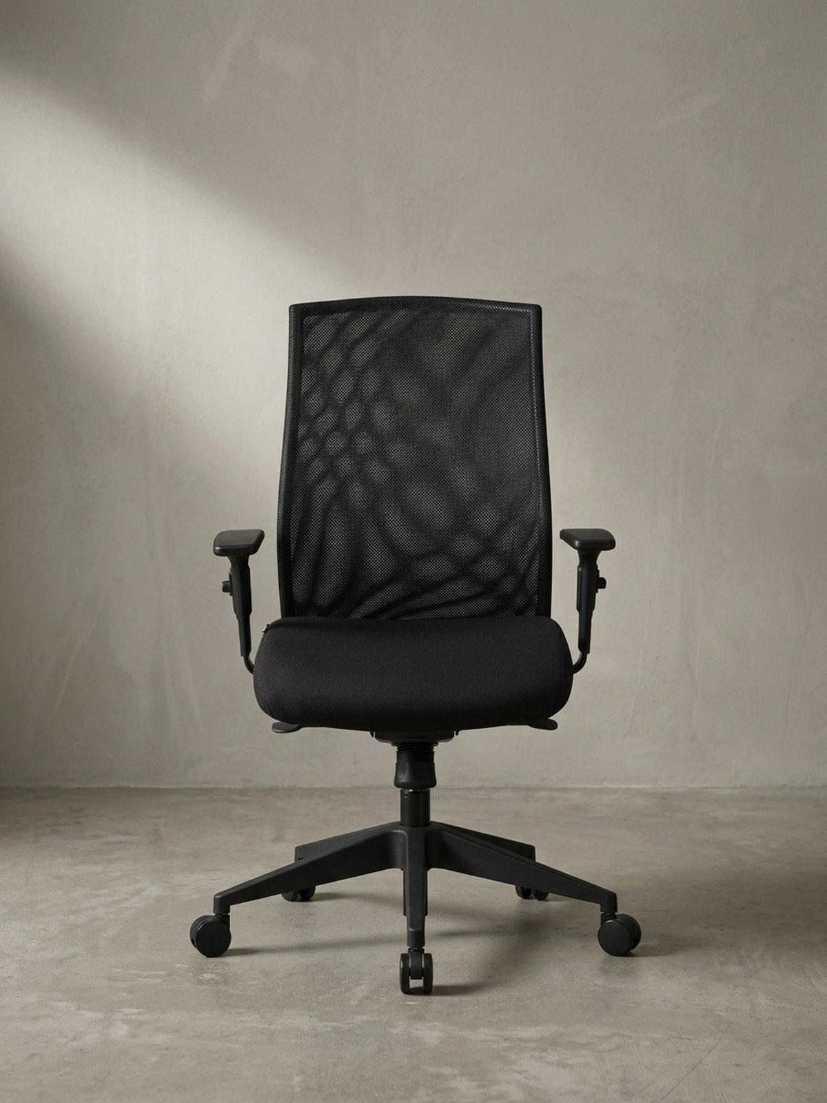BÜROSTUHL Schwarz Netz mit 3-Punkt-Synchronmechanik, Nylonfuß und Teppichrollen PARMA - Schwarz, Textil (65/113/65cm) - KADIMA DESIGN