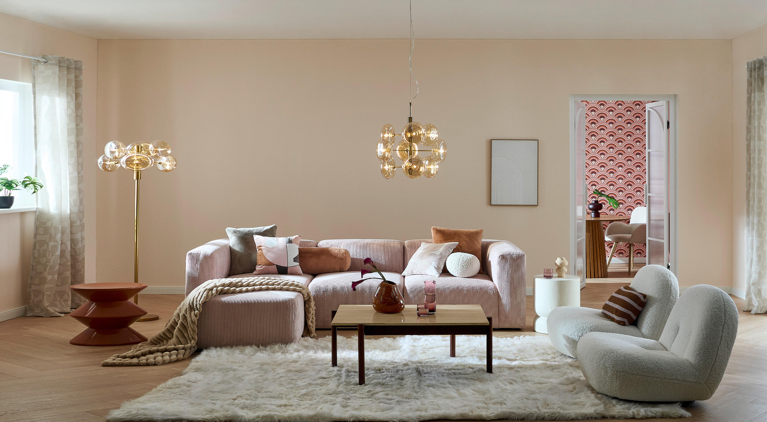  Wohnraum im Retro-Stil mit Pastellfarben, Vintage-Möbeln und nostalgischer Dekoration