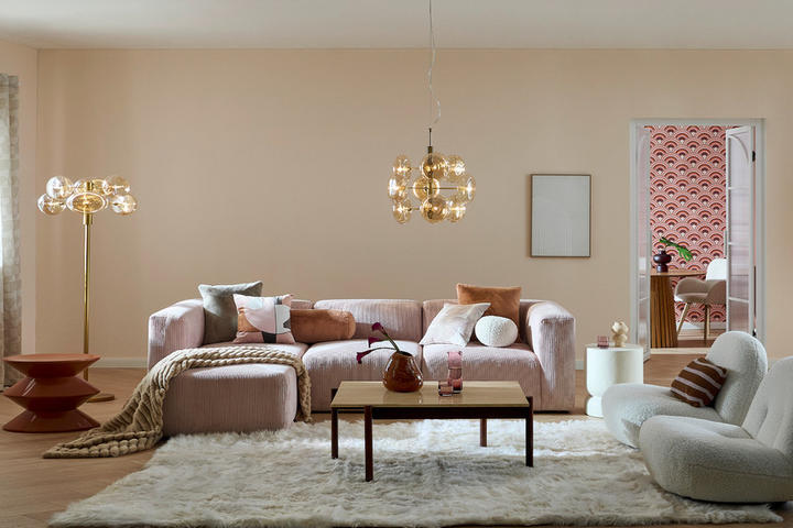 Wohnraum im Retro-Stil mit Pastellfarben, Vintage-Möbeln und nostalgischer Dekoration