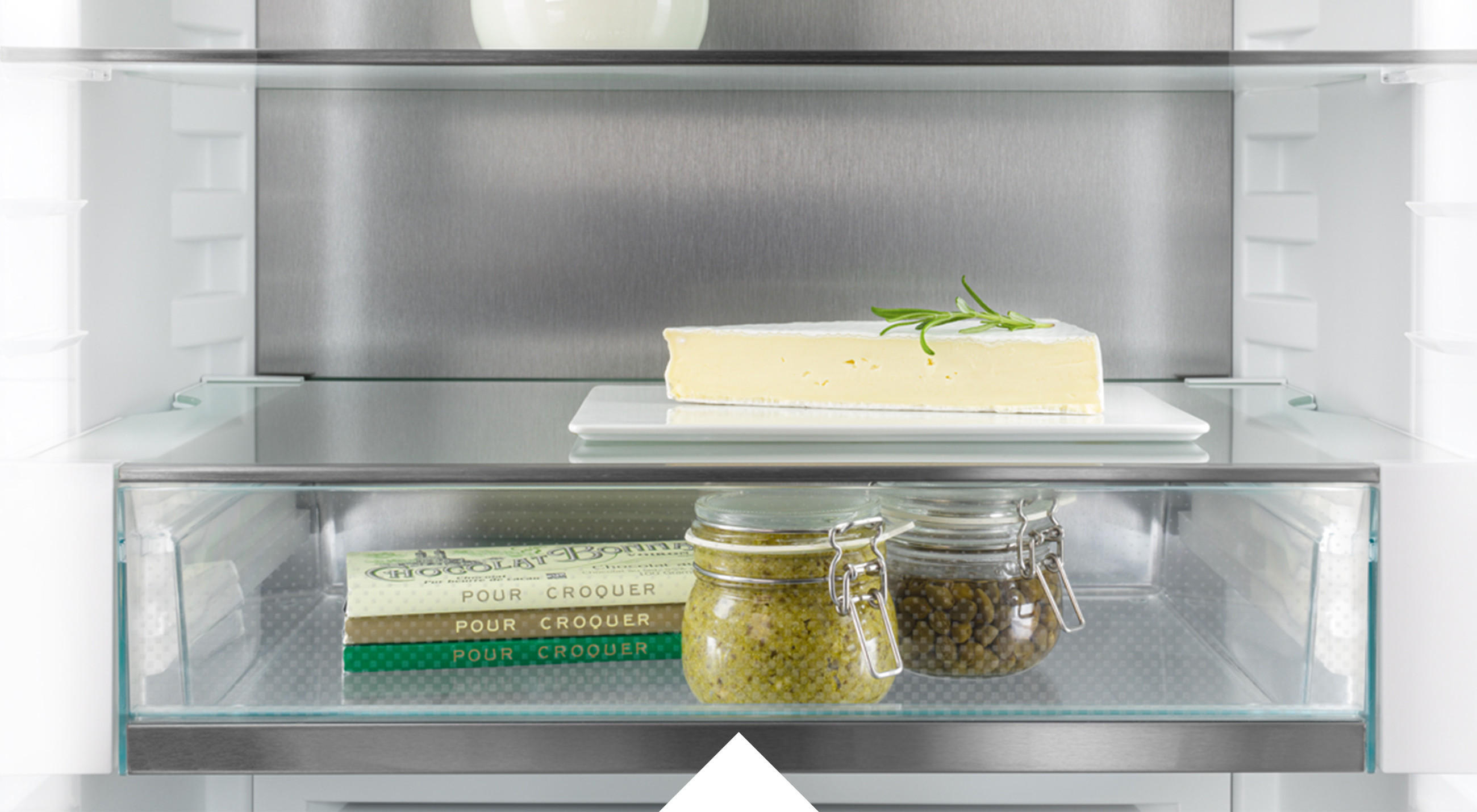 Detailaufnahme Innnenraum von LIEBHERR Kühlschrank mit SmartSteel-Rückwand.