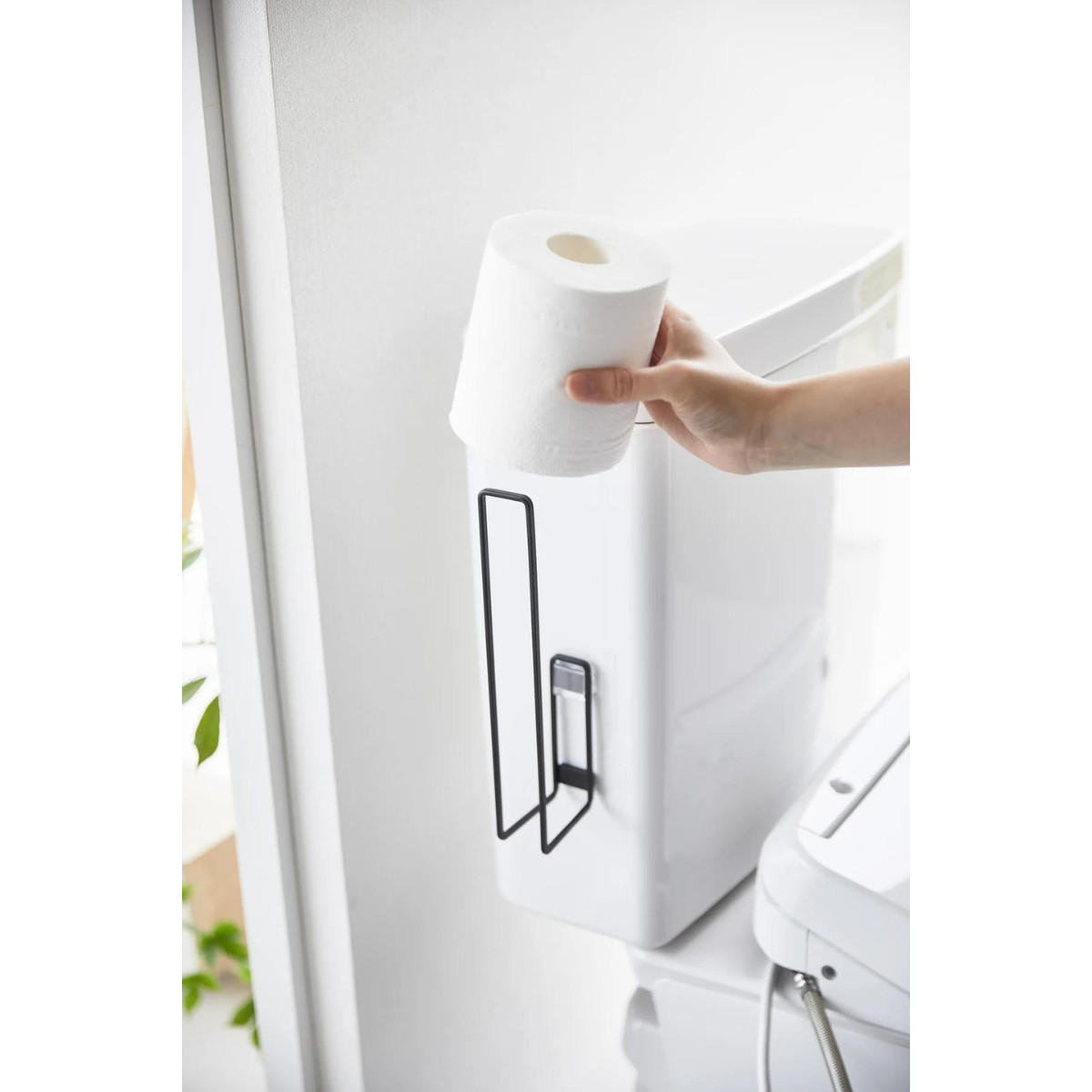 TOILETTENPAPIERHALTER mit Saugnapf – H25 cm - Schwarz, Kunststoff (7.7/25/12cm) - Yamazaki