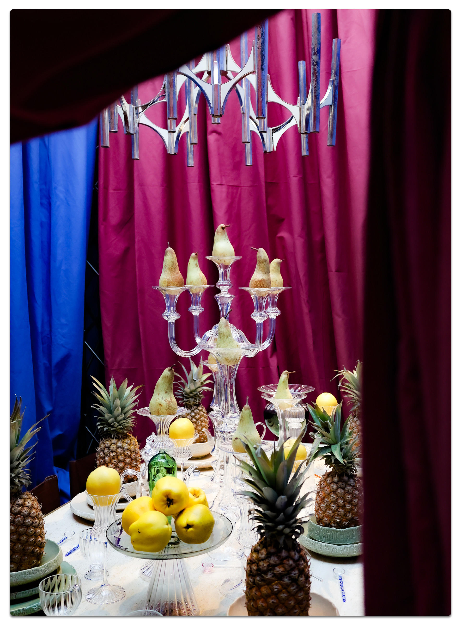 Tisch mit Obstdeko und funkelndem Kronleuchter, präsentiert auf der Ambiente Messe 2025.