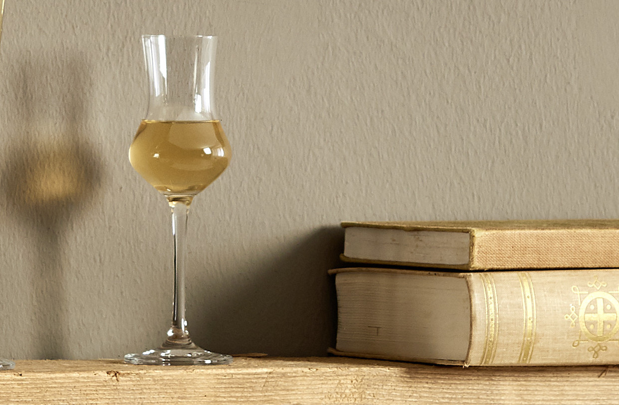 pohár na likér, knihy, drevená polica