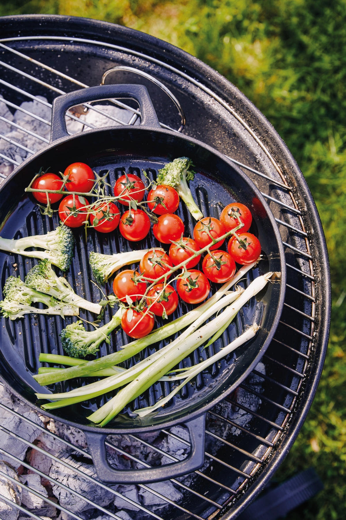 GRILLPFANNE / Grillplatte Nori ø 28 cm + Kostenlose Ledergriffe - für alle Herdarten geeignet - emaillierte Antihaftbeschichtung - Schwarz, Keramik (1/29/6cm)