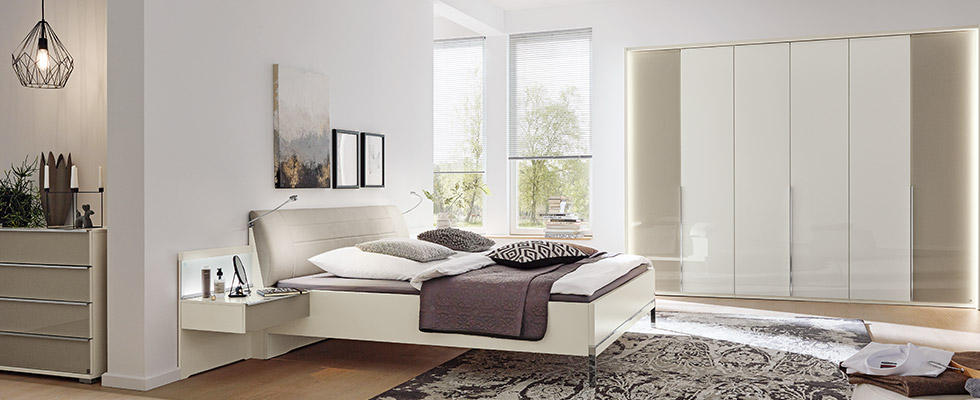 Musterring Schlafzimmer weißes Bett und weißer Schrank