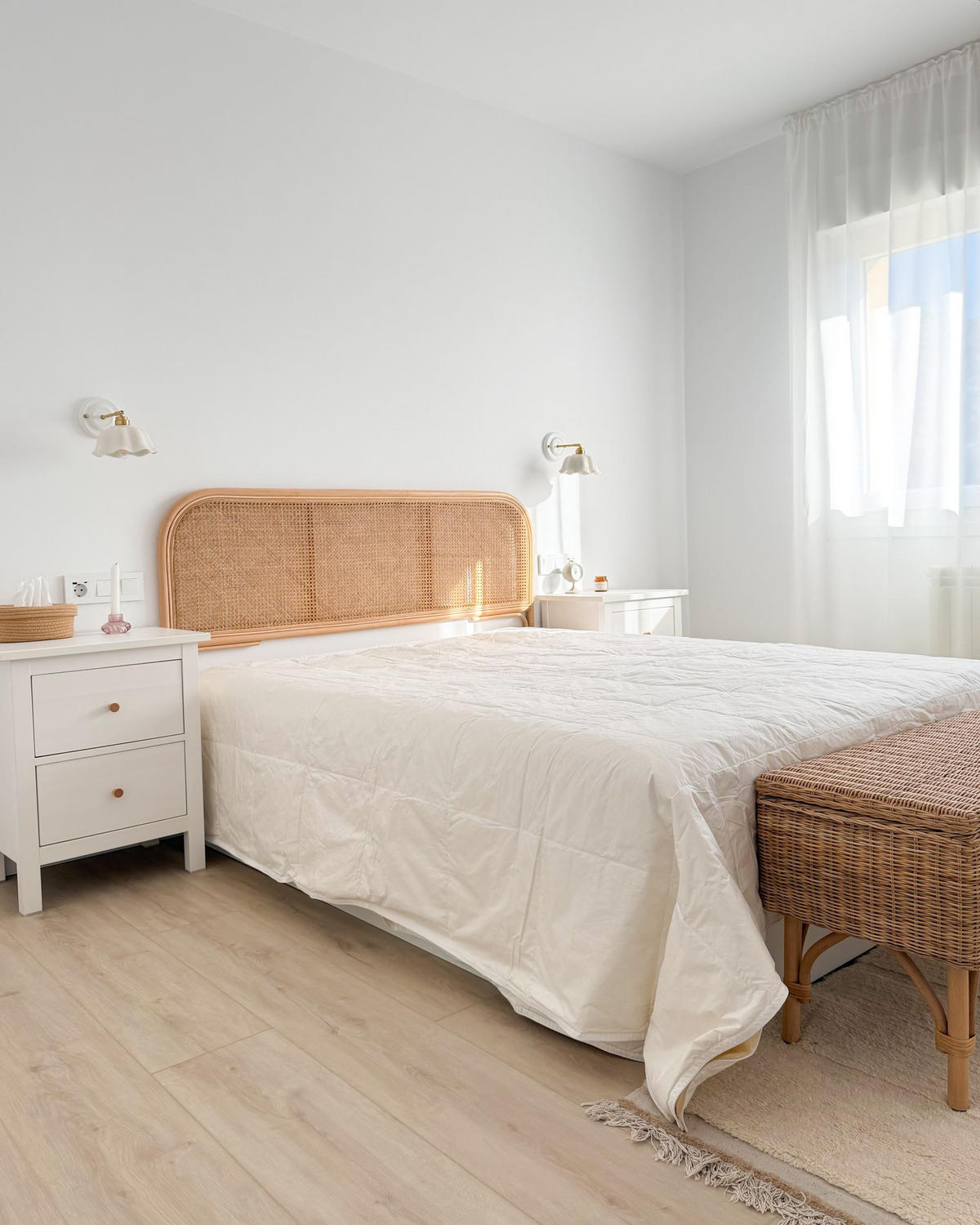 PŘIKRÝVKA Dvouvrstvá Kachní peří a Prachové peří 4sezónní 220/240 cm Serrato - bílá, textil (220/240cm) - Beliani