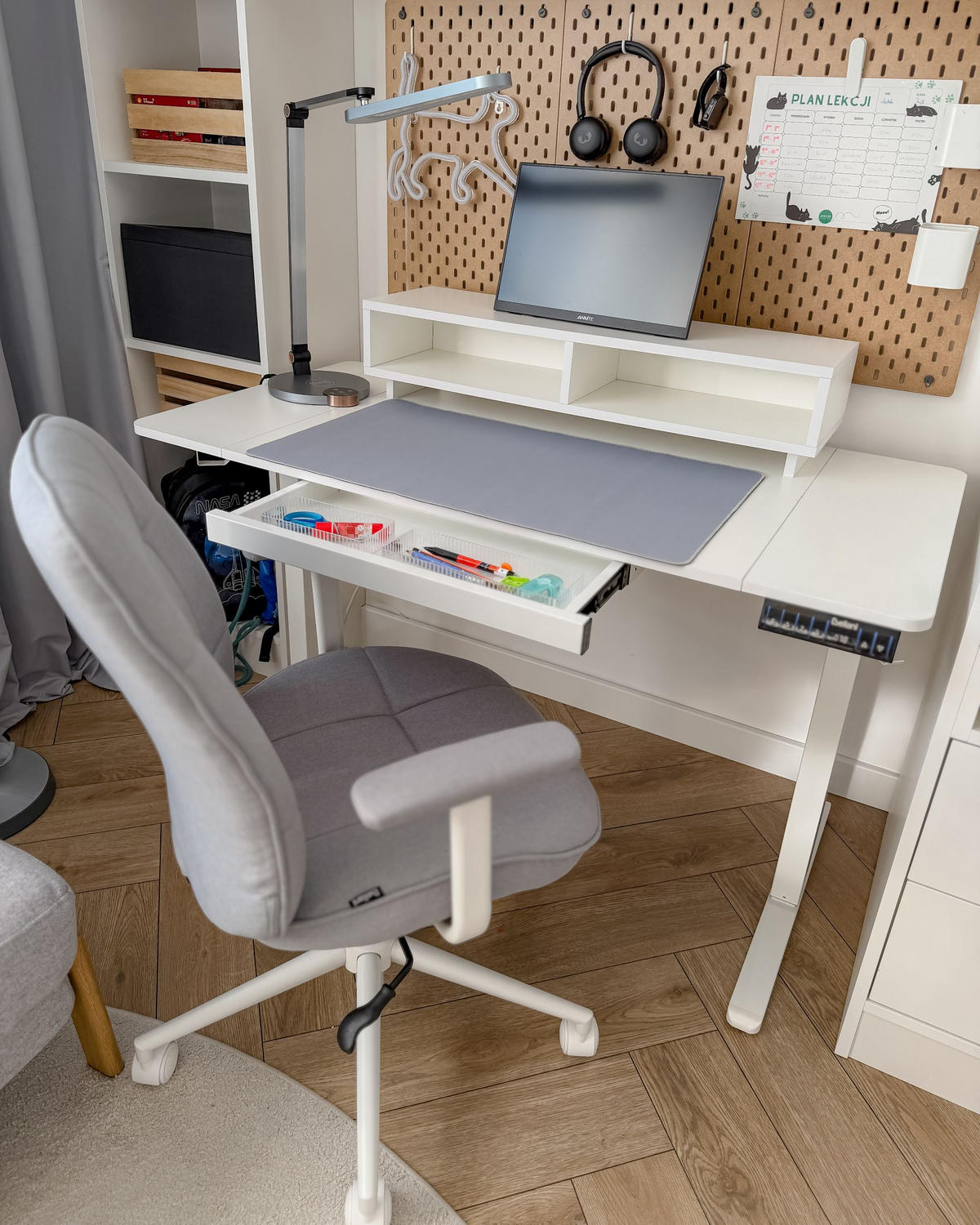 SCHREIBTISCH elektrisch höhenverstellbar 120/60 cm mit USB-Anschluss Weiß Lucama - Weiß, Holzwerkstoff/Metall (60/120/88cm) - Beliani