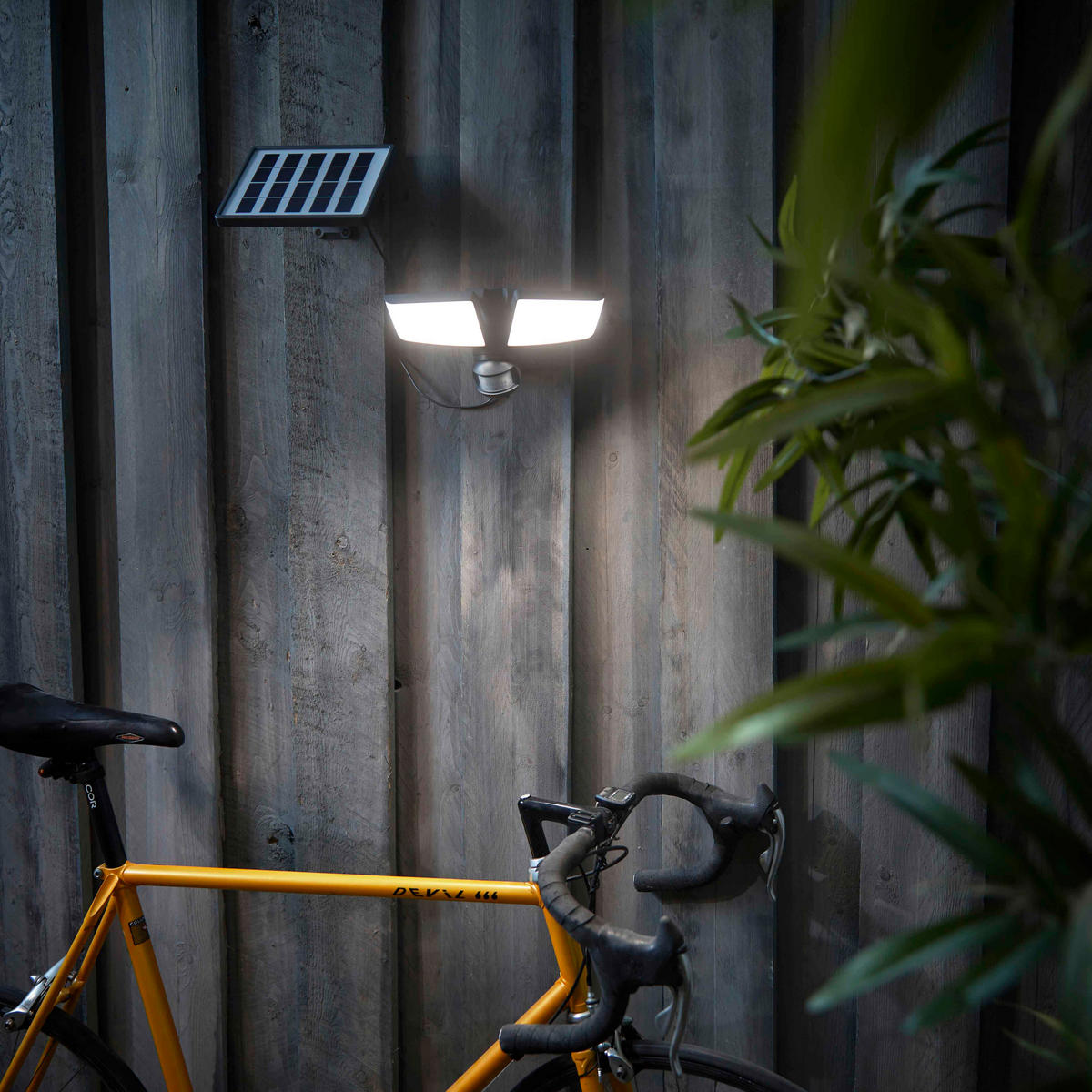 LED-SOLAR-STRAHLER - mit Bewegungsmelder und Dämmerungssensor für Innen und Außen, grau, 2er-Set - Grau, Kunststoff (15.5/24/18.2cm) - Northpoint
