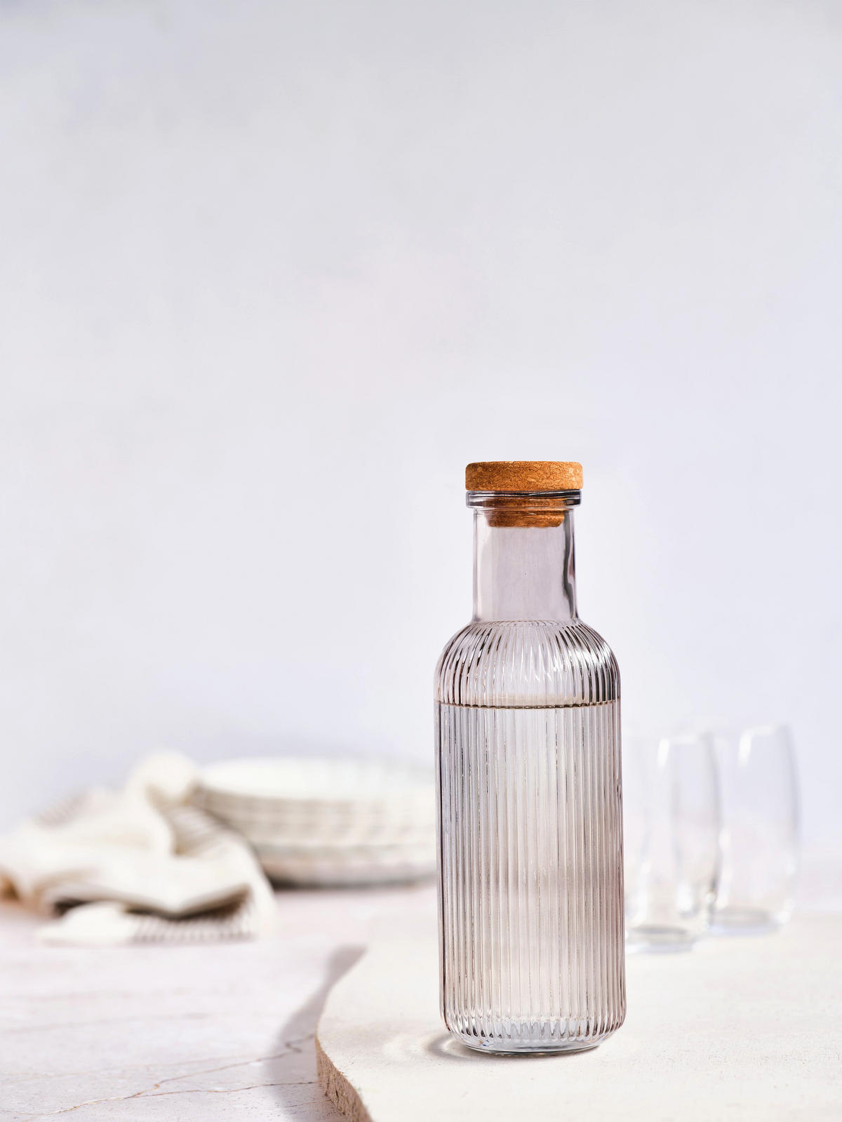 KARAFFE mit Kork – Raya – Grau – 1 Liter - Grau, Glas (1L) - Cosy & Trendy